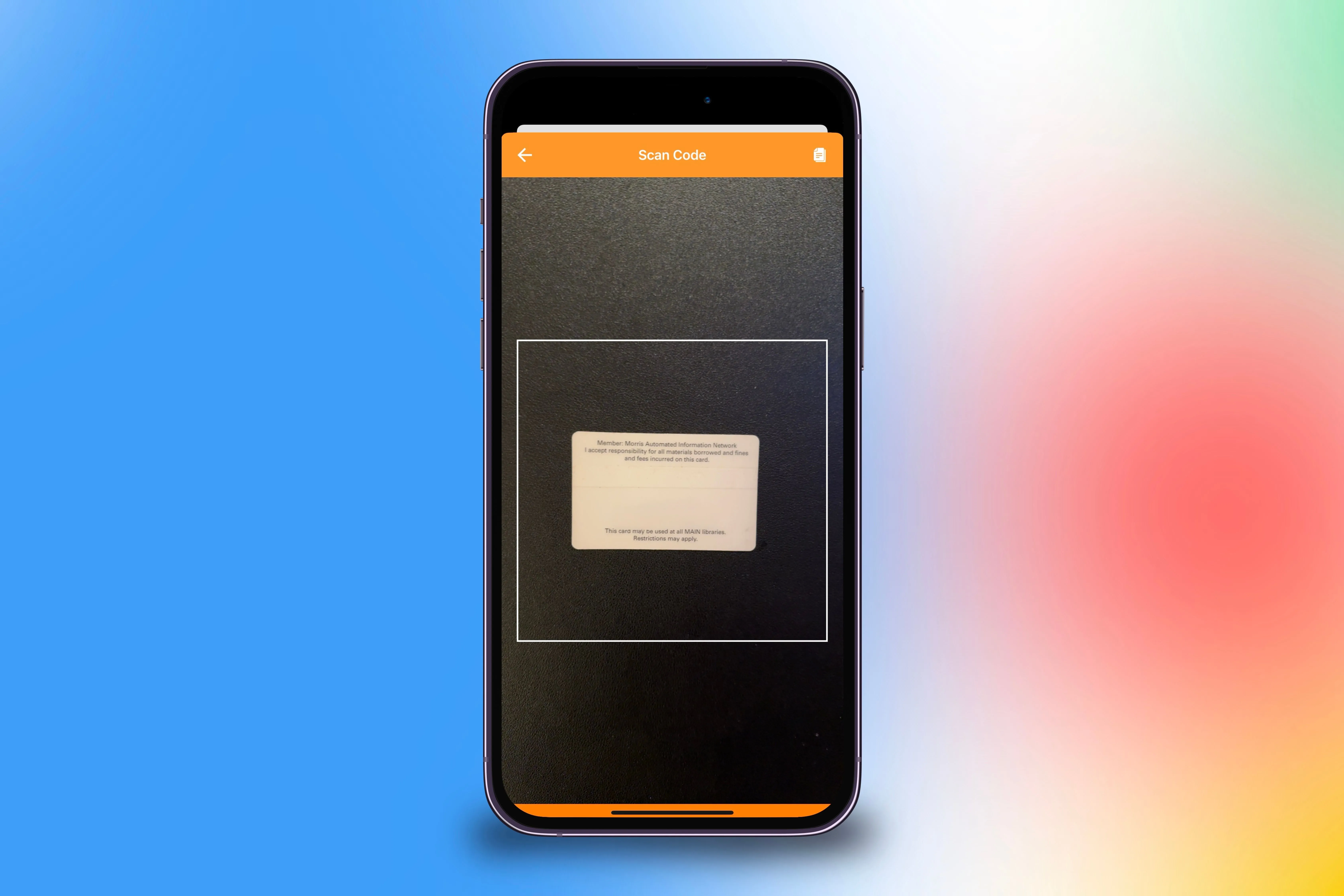 Quá trình quét mã vạch thẻ thư viện vật lý bằng ứng dụng Pass2U để số hóa vào Apple Wallet.
