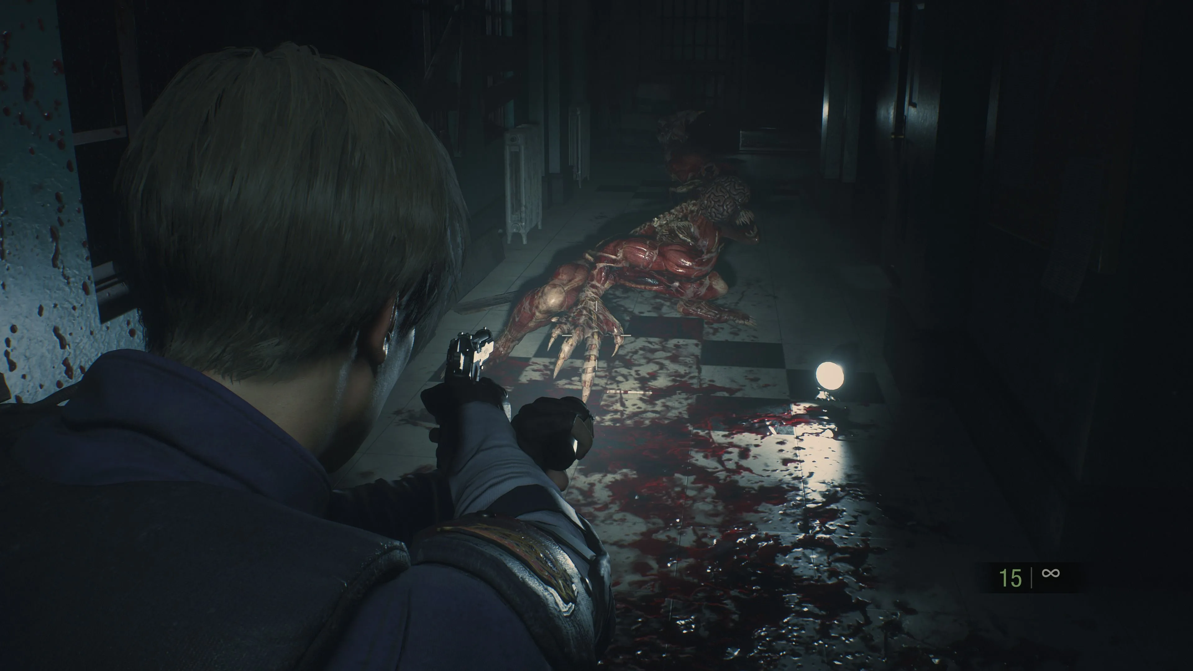 Quái vật Licker đáng sợ chuẩn bị tấn công nhân vật Leon trong bối cảnh u ám của game Resident Evil 2 remake, biểu tượng cho yếu tố kinh dị ban đầu