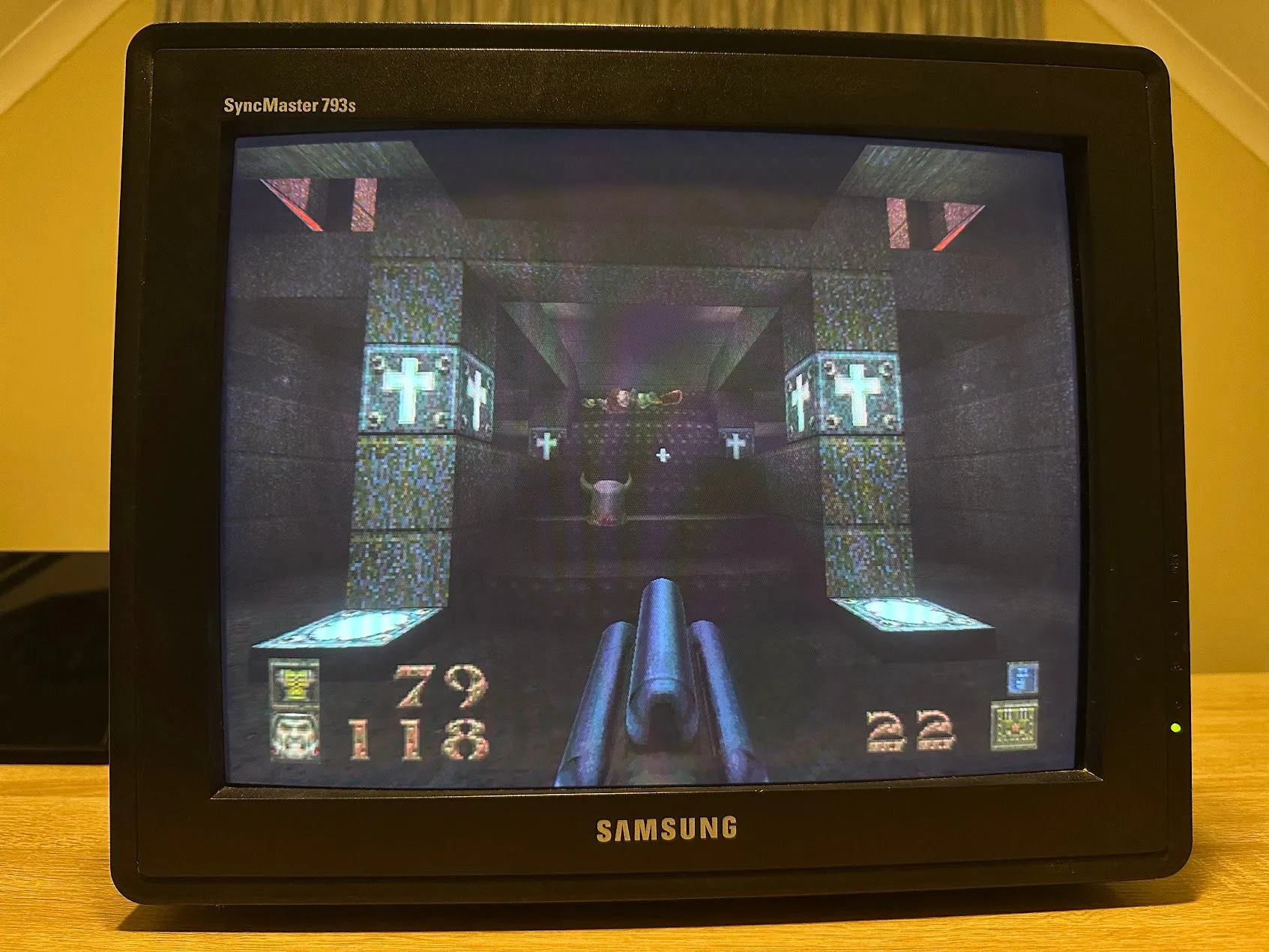 Quake chạy trên màn hình CRT, thể hiện không khí u ám, gothic với các chi tiết đồ họa hòa trộn