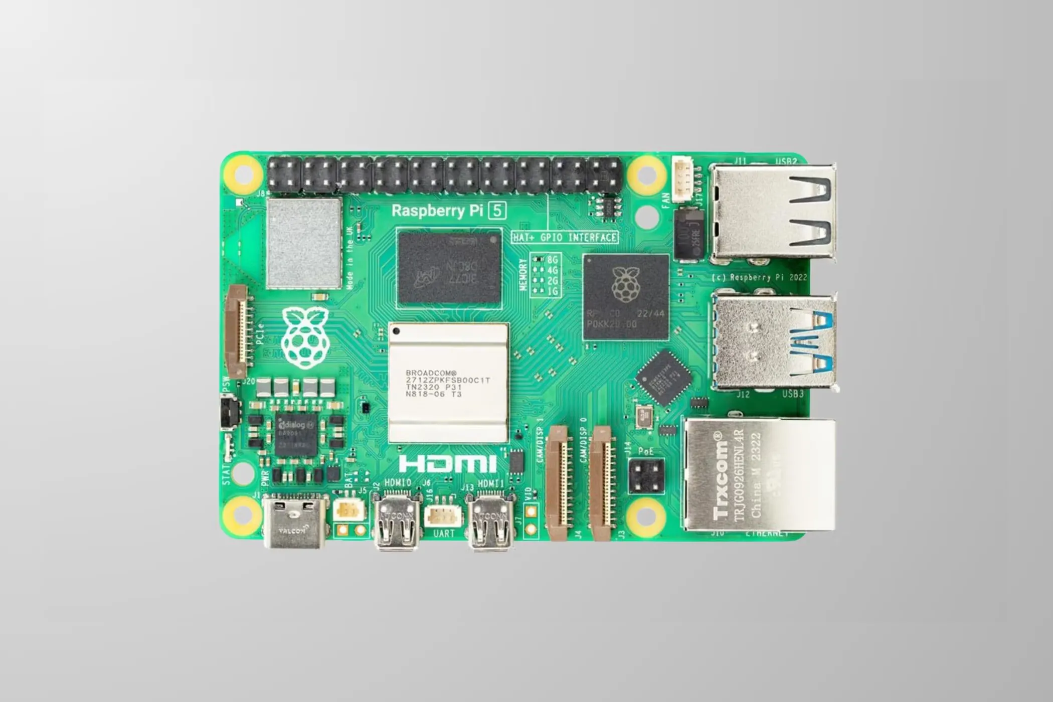 Raspberry Pi 5 với nền màu xám