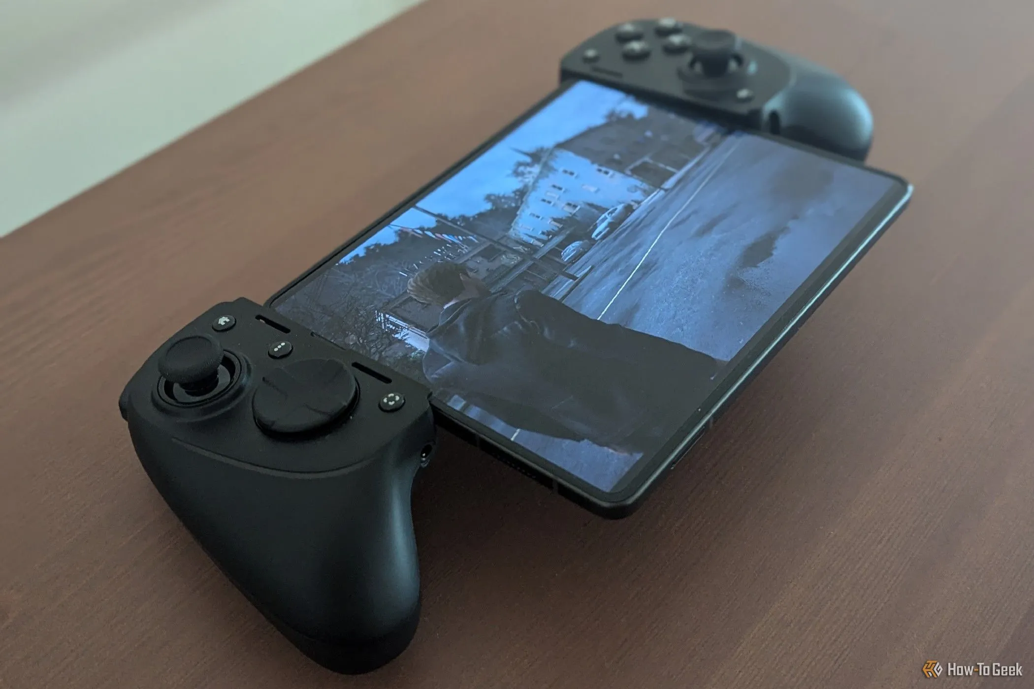 Razer Kishi Ultra kết hợp Galaxy Z Fold 5 đang stream game Tell Me Why qua NVIDIA GeForce Now