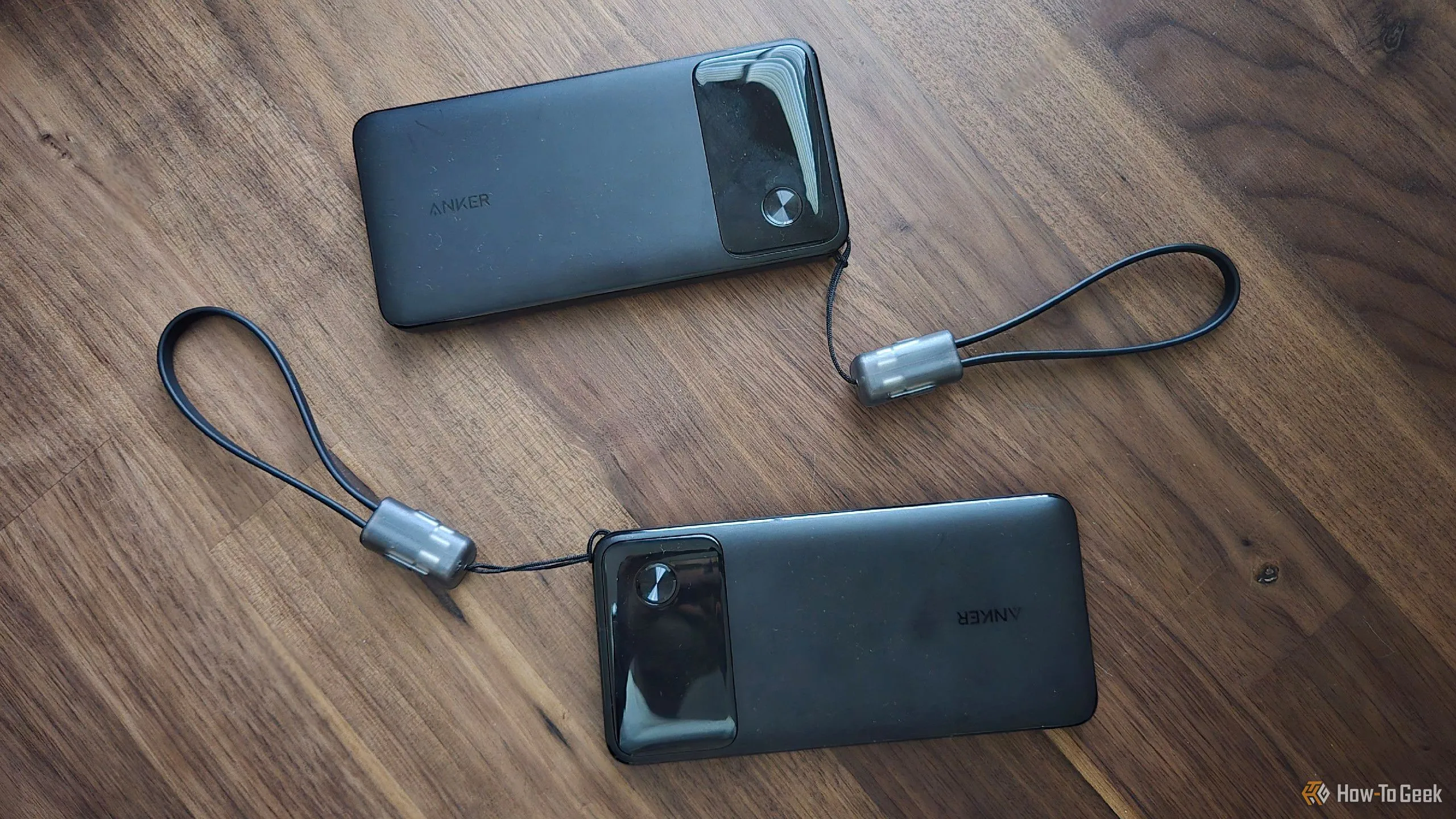 Sạc dự phòng Anker 25000mAh với các cổng sạc USB-C và USB-A cùng cáp tích hợp tiện lợi