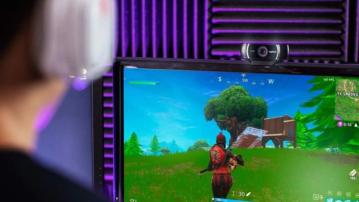Streamer sử dụng webcam Logitech C922x Pro để livestream game Fortnite trên Xbox