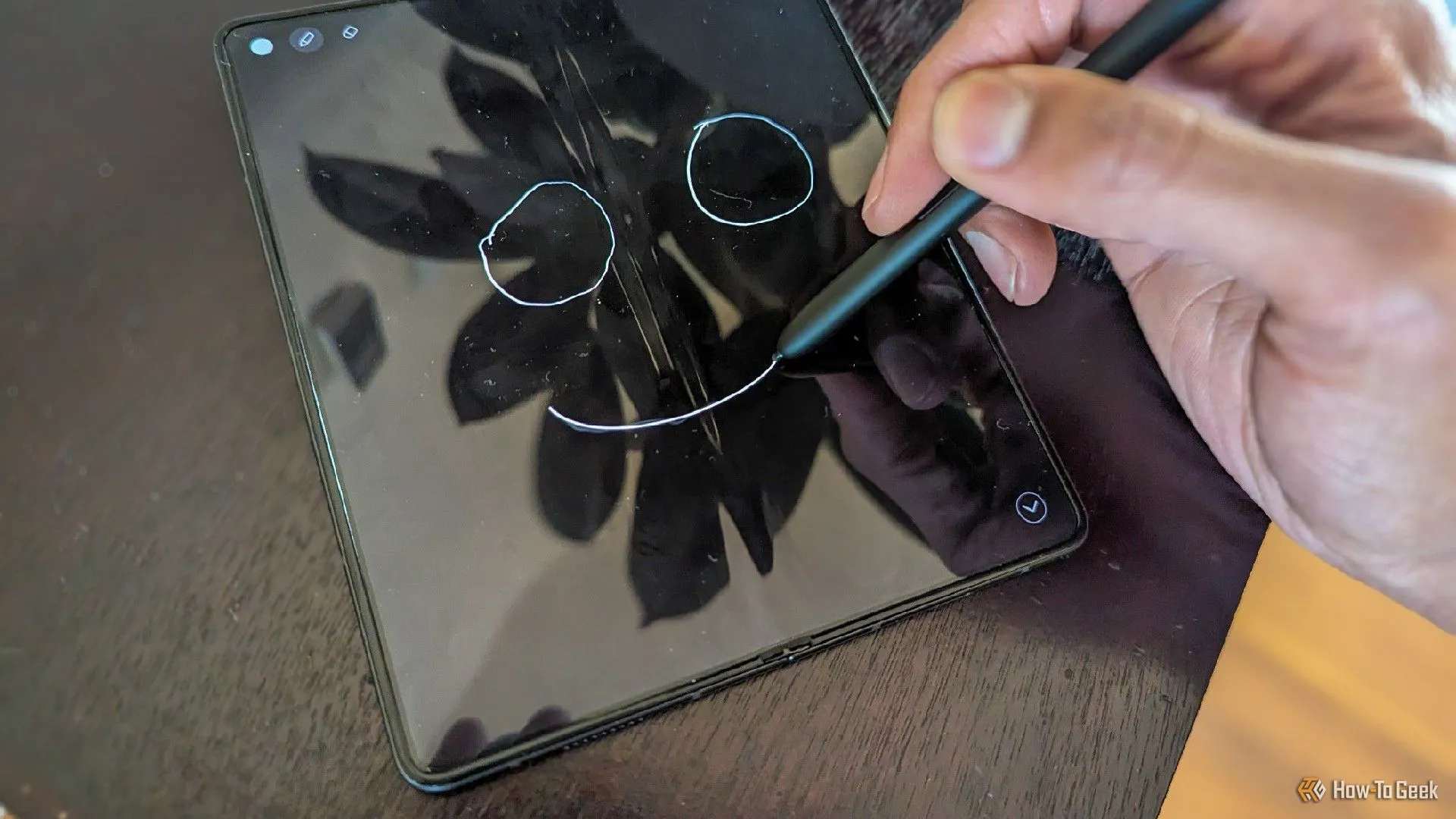 Sử dụng bút S Pen để vẽ hoặc ghi chú trên màn hình gập của Galaxy Z Fold 5, minh họa khả năng sáng tạo