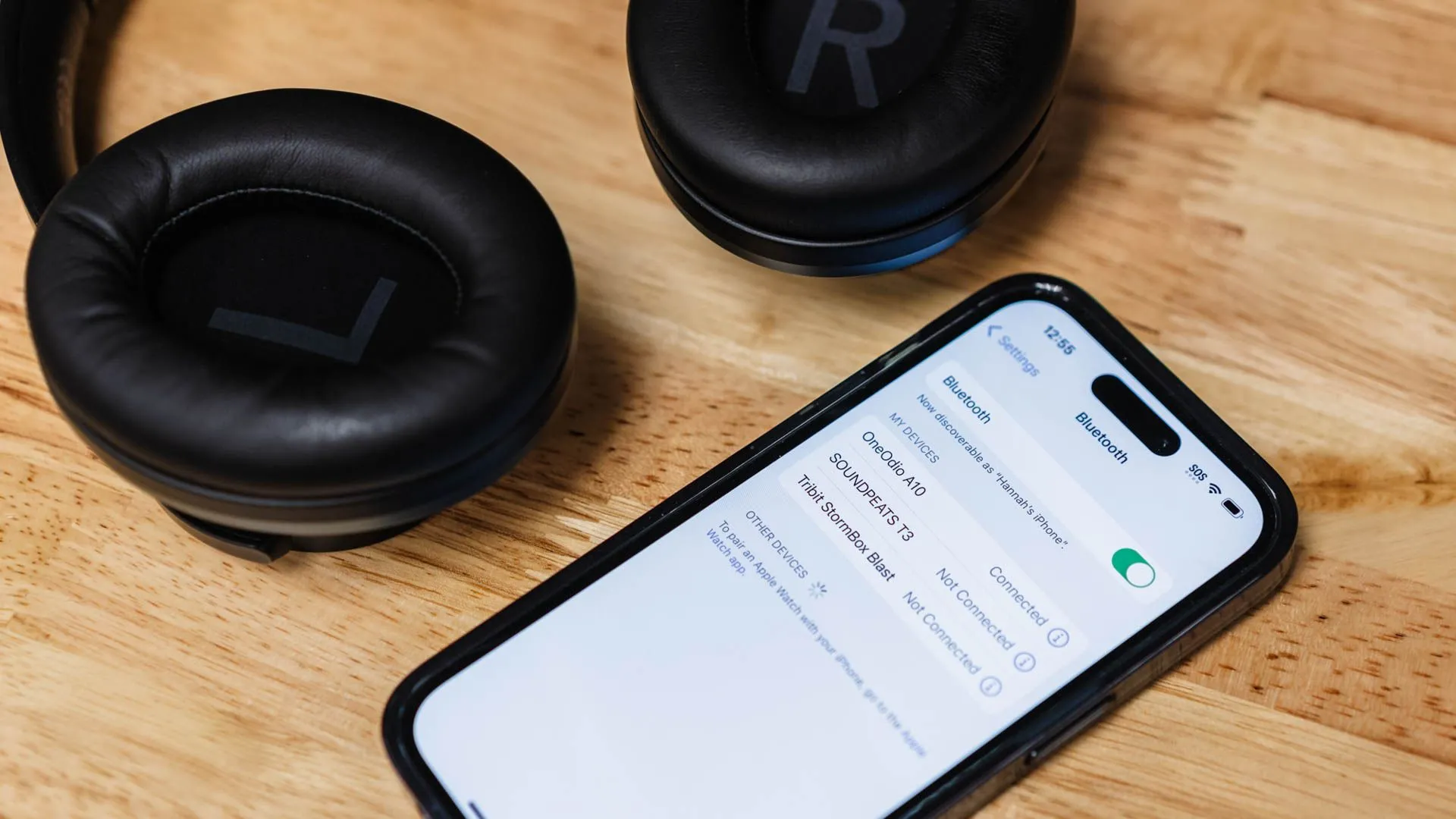 Tai nghe chống ồn chủ động lai OneOdio A10 màu đen được kết nối Bluetooth, mang lại trải nghiệm âm thanh chất lượng cao.