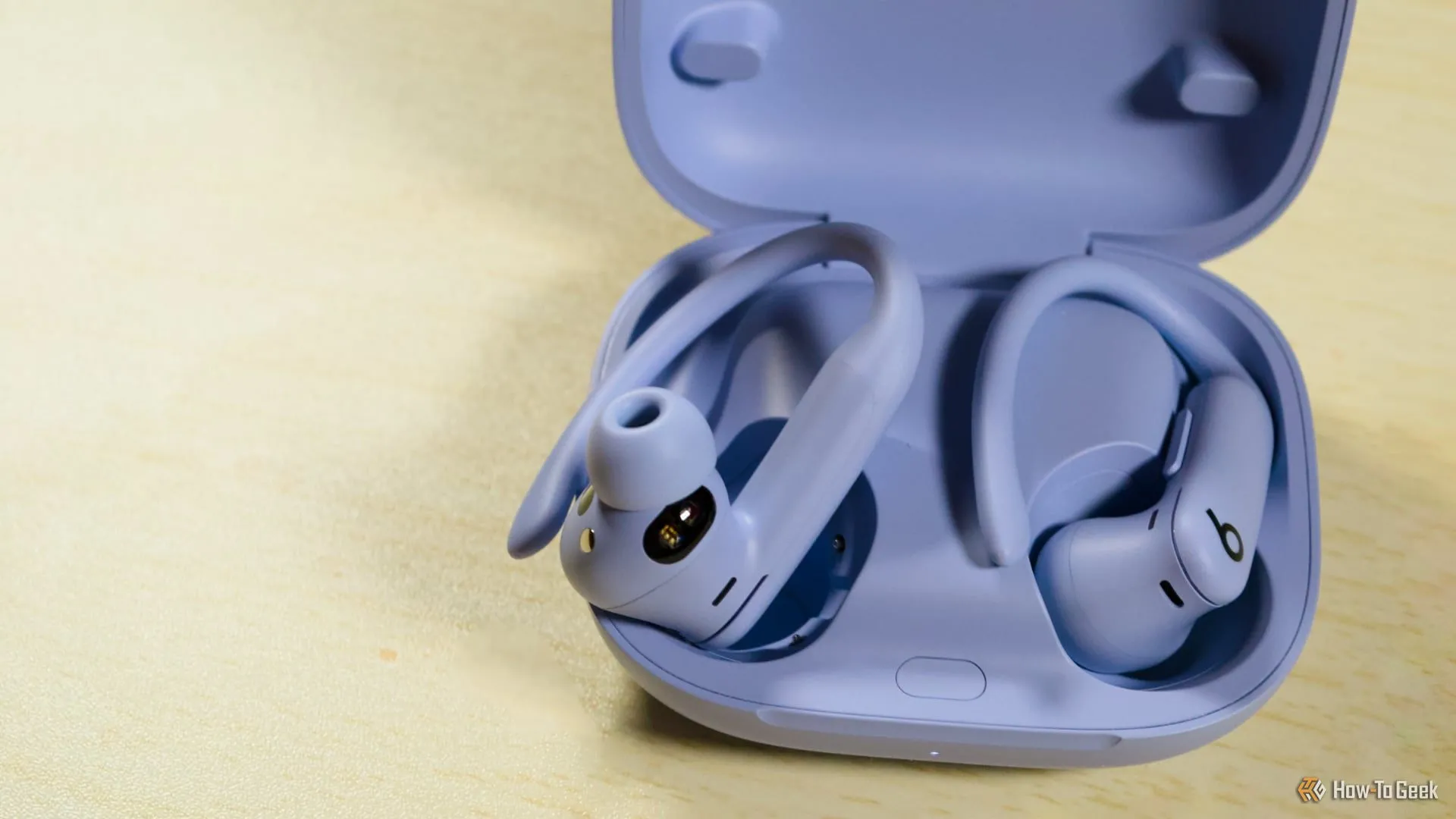 Tai nghe PowerBeats Pro 2 màu đen đang đặt trong hộp sạc, tính năng theo dõi nhịp tim còn gặp vấn đề ở thời điểm ra mắt.