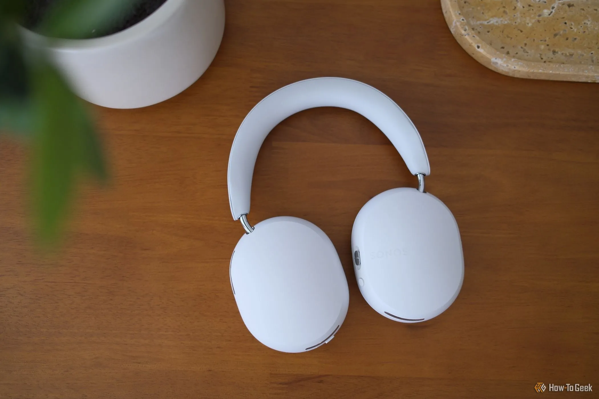 Tai nghe Sonos Ace màu trắng nhìn từ trên xuống, đại diện cho các phụ kiện công nghệ khác đang được giảm giá
