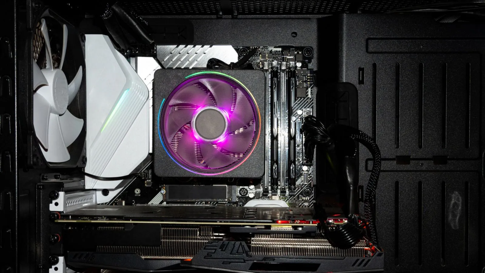 Tản nhiệt CPU cỡ nhỏ bên trong thùng PC gaming, cho thấy sự hạn chế về không gian