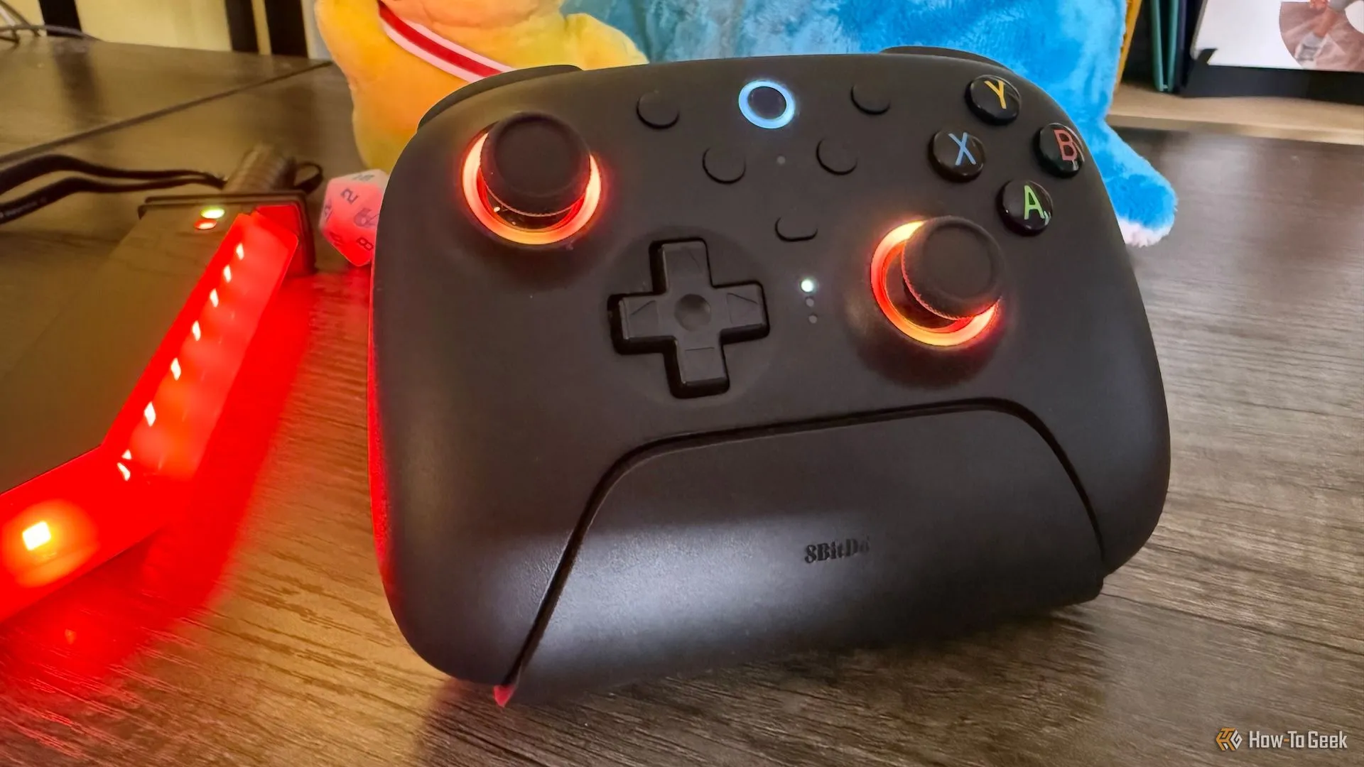 Tay cầm 8BitDo Ultimate 2 Wireless Controller với vòng đèn LED RGB đỏ quanh joystick