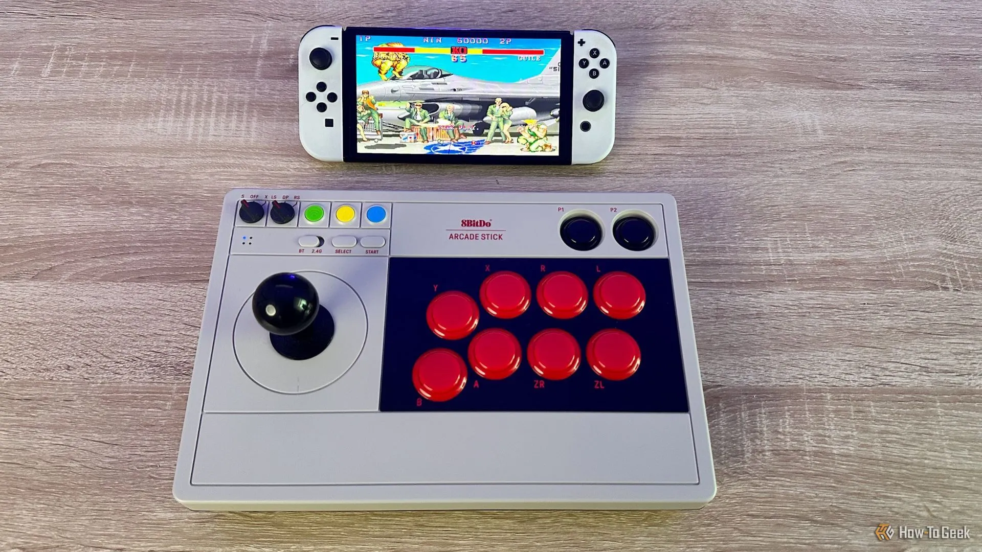 Tay cầm arcade 8BitDo kết nối với Nintendo Switch, đang chơi game đối kháng Street Fighter 2.