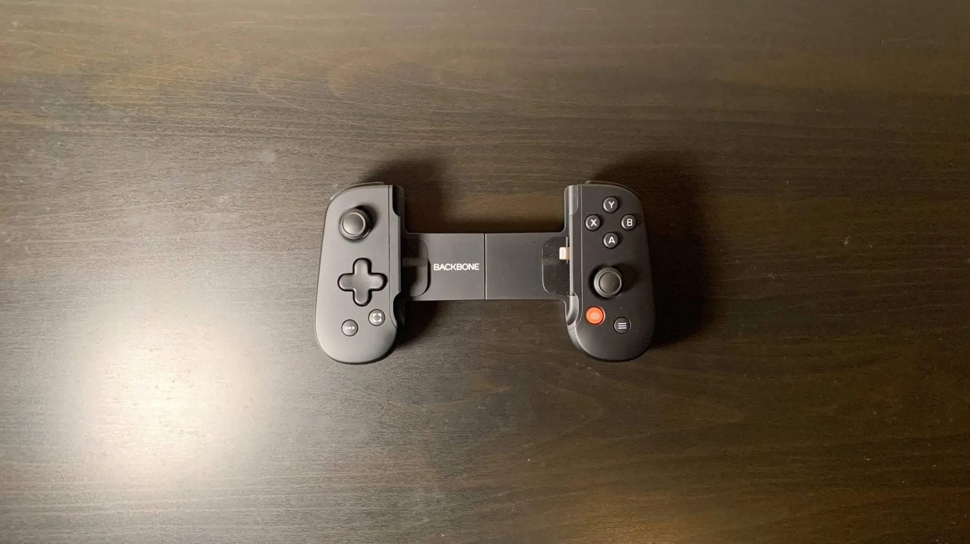 Tay cầm Backbone One cho iPhone, một thiết bị phụ kiện giúp trải nghiệm Xbox Cloud Gaming trên điện thoại di động thuận tiện hơn.