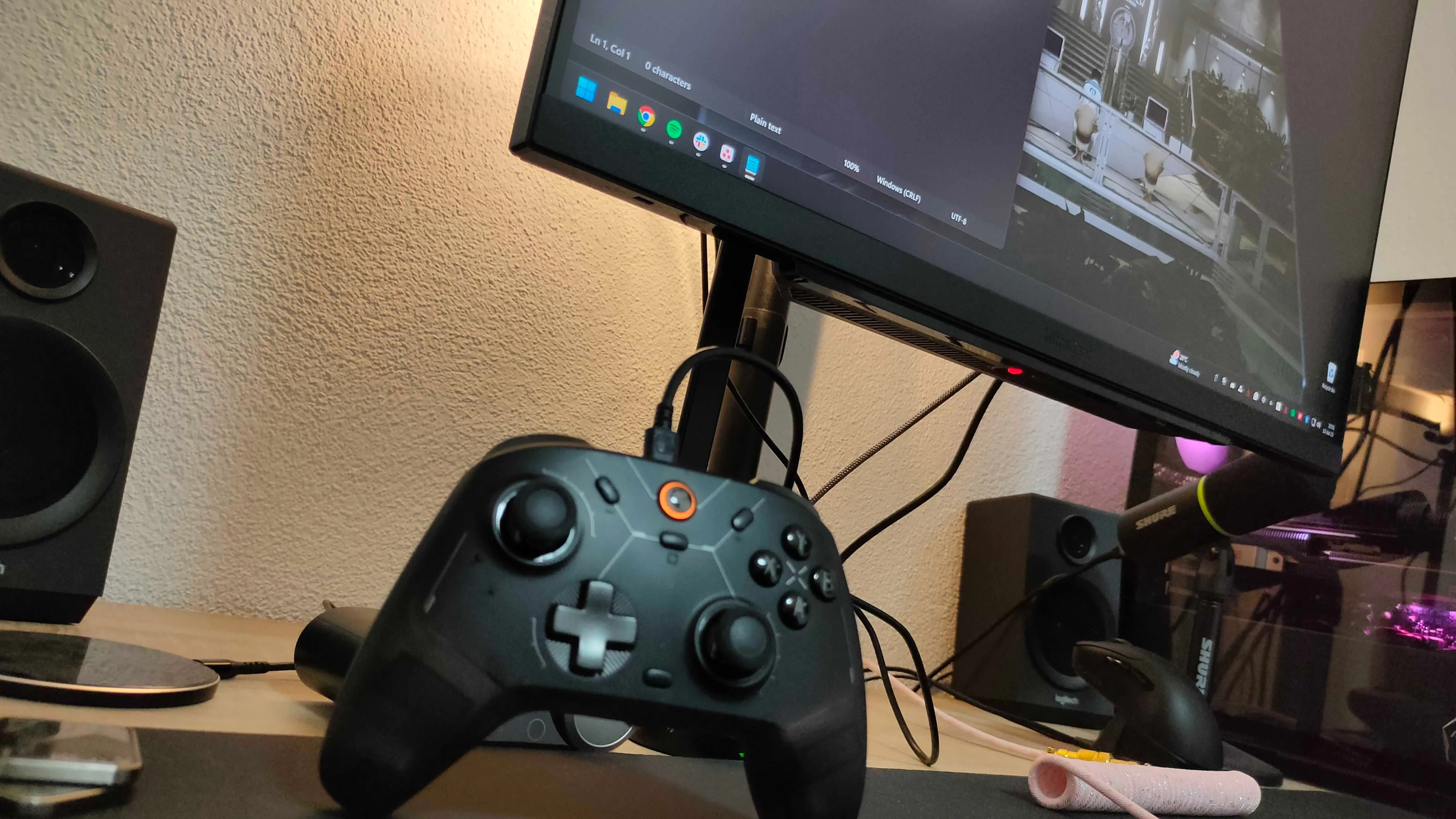 Tay cầm chơi game GameSir Cyclone 2 đang được cắm sạc qua cổng USB trên màn hình