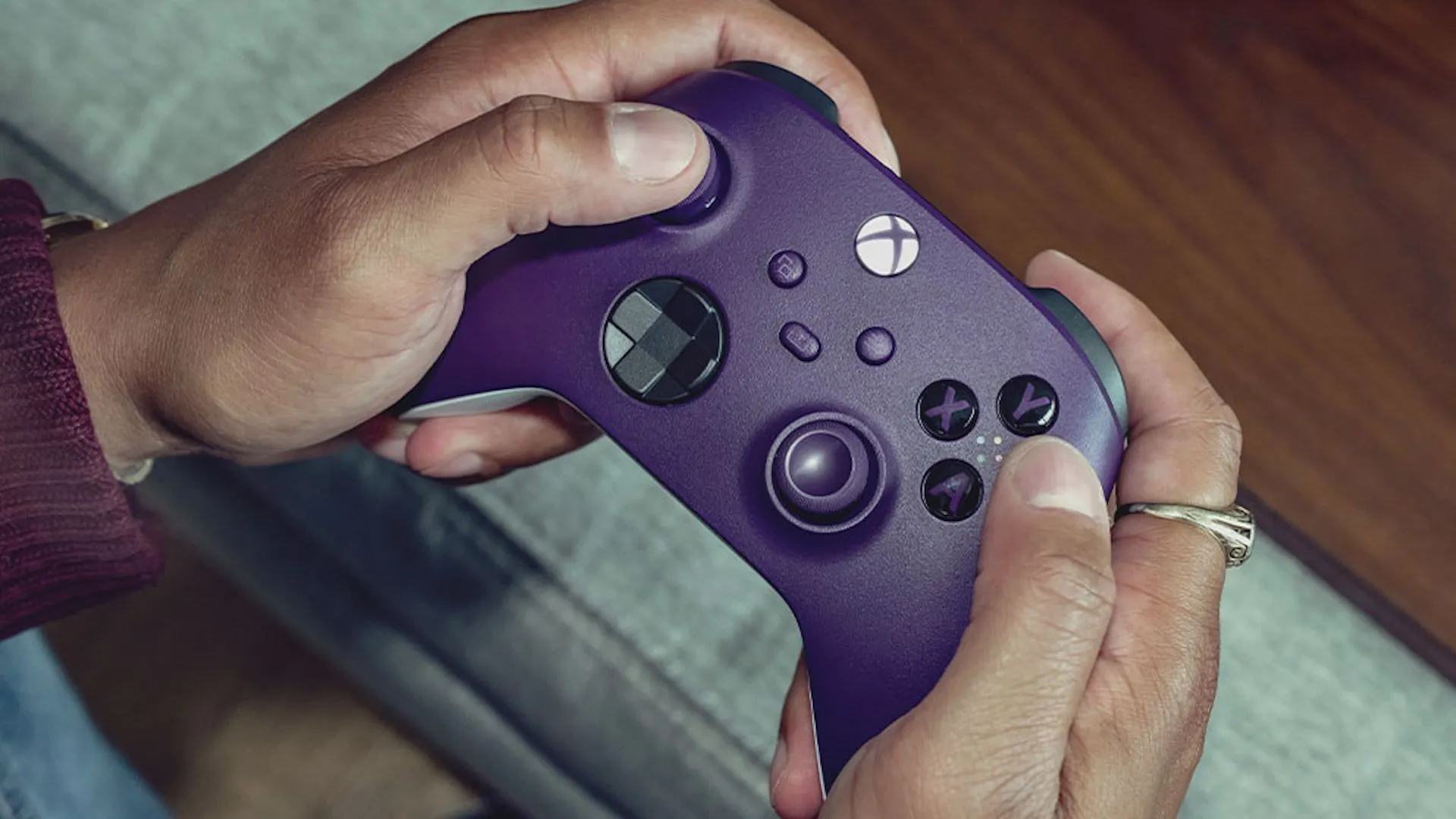 Tay cầm chơi game Xbox Wireless Controller màu tím, biểu tượng cho giao diện điều khiển game đa năng.