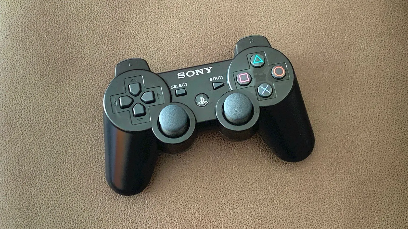 Tay cầm DualShock 3 của PlayStation 3, biểu tượng của những tựa game PS3 cổ điển cần giả lập.