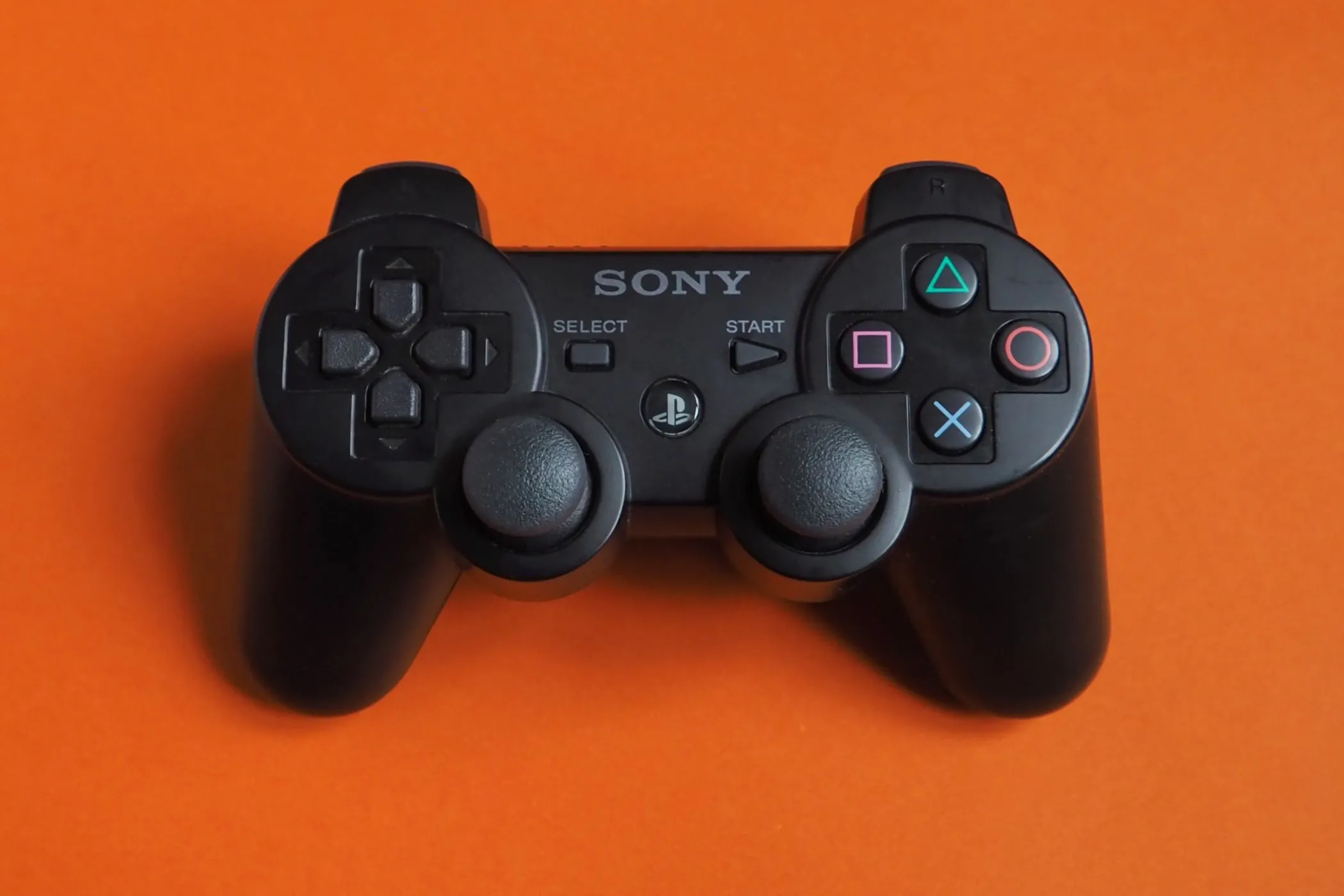 Tay cầm DualShock của Sony PlayStation 2, một thiết kế mang tính biểu tượng