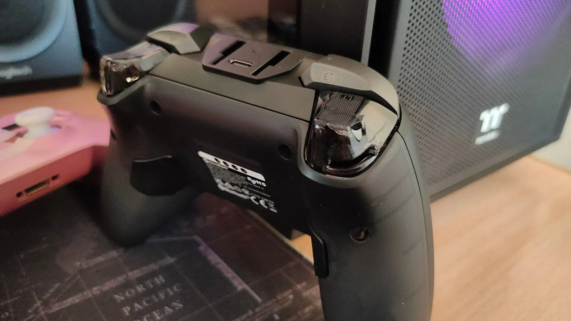 Tay cầm GameSir Cyclone 2 hiển thị công tắc Hair-trigger và các nút paddle phía sau có thể lập trình