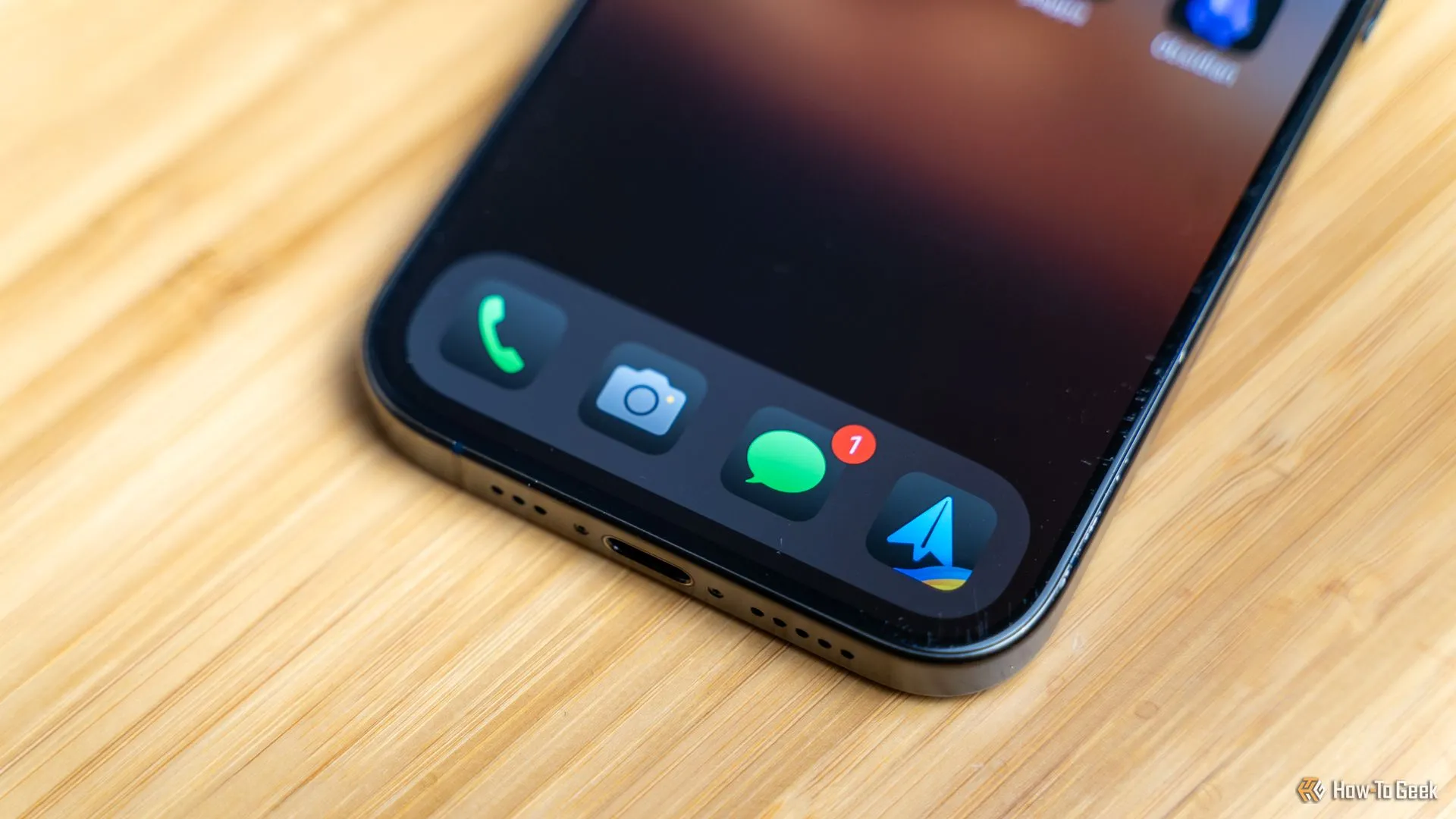 Thanh dock của iPhone với các ứng dụng điện thoại, camera, tin nhắn và email Spark, tượng trưng cho việc tích hợp Wi-Fi Calling vào trải nghiệm di động quen thuộc.