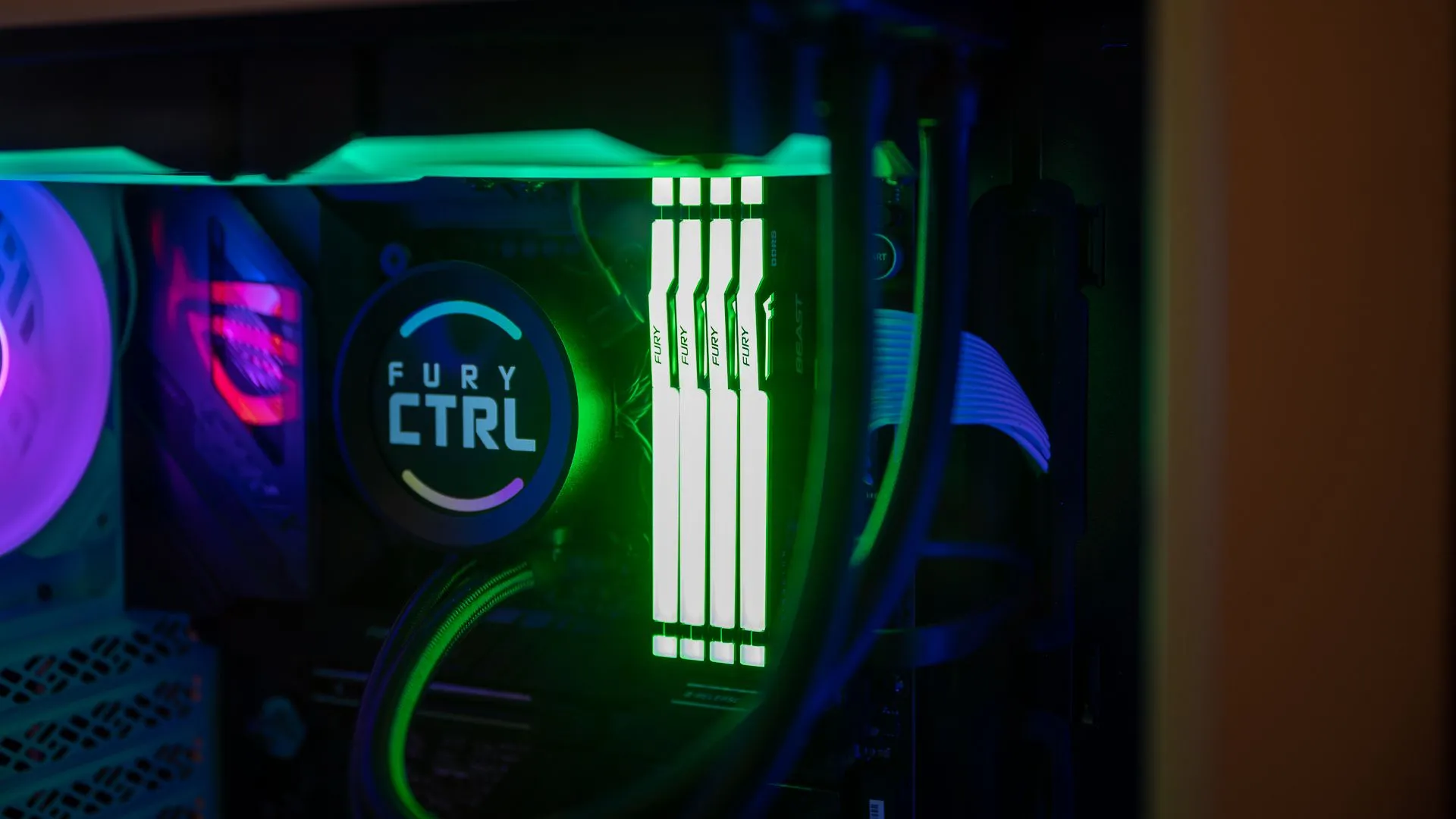 Thanh RAM Kingston FURY Beast DDR4 RGB Special Edition nổi bật trong bộ PC gaming được làm mát bằng chất lỏng