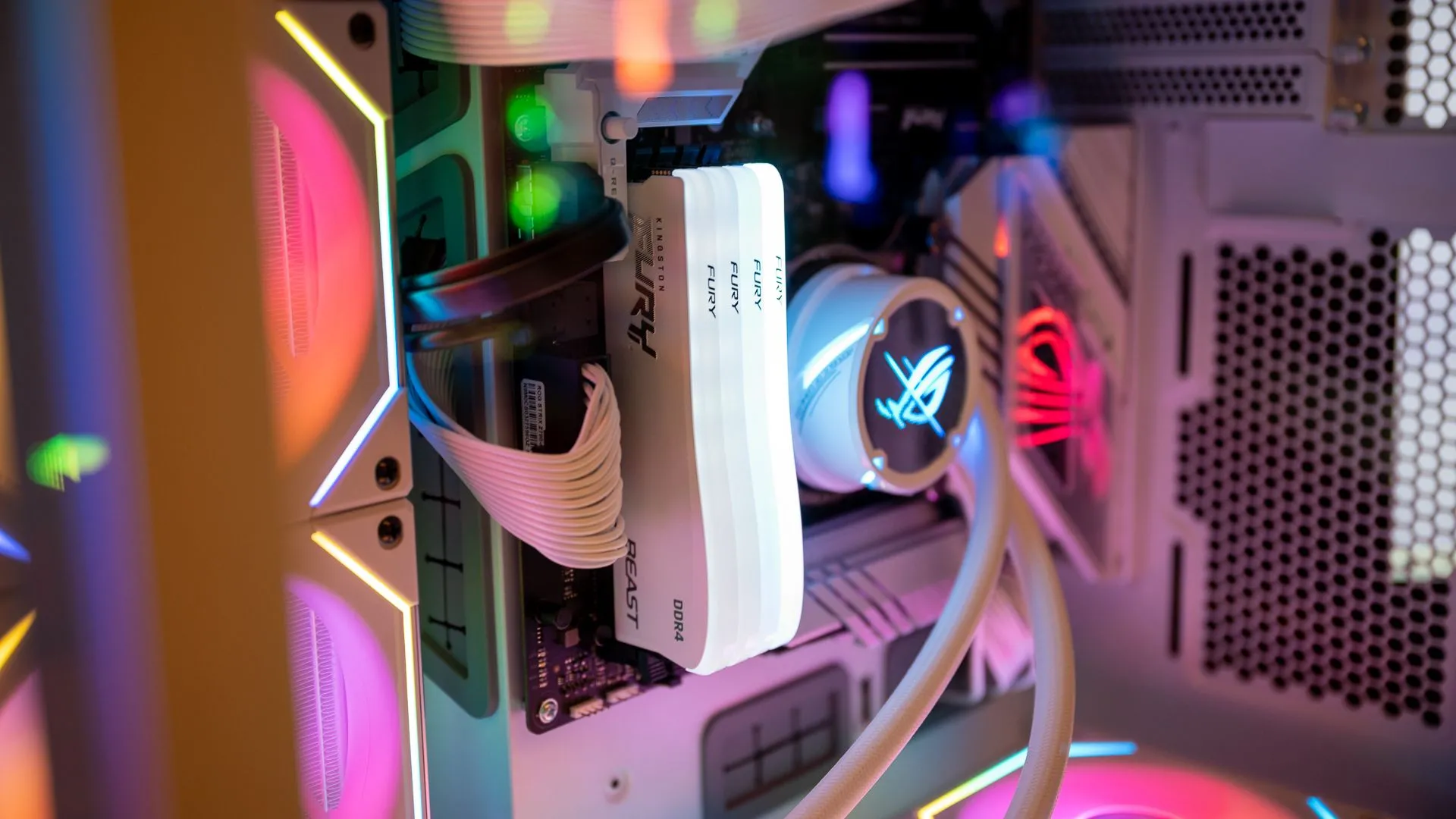 Thanh RAM Kingston FURY Beast DDR4 RGB trong một máy tính chơi game, thể hiện việc tinh chỉnh và nâng cấp phần cứng PC