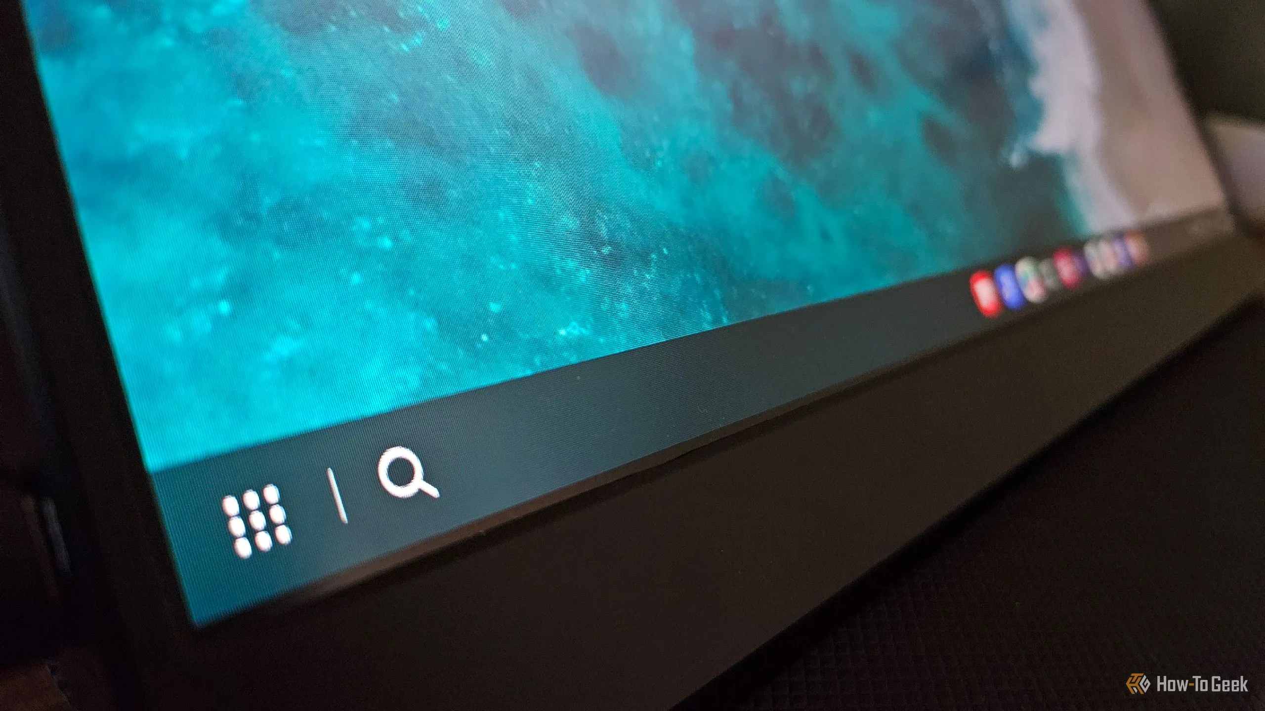 Thanh tác vụ của Samsung DeX trên màn hình di động, hiển thị các biểu tượng ứng dụng ở giữa.