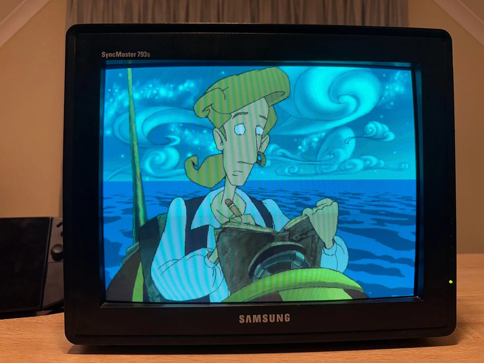 The Curse of Monkey Island với phong cách hoạt hình vẽ tay, hiển thị mượt mà trên màn hình CRT