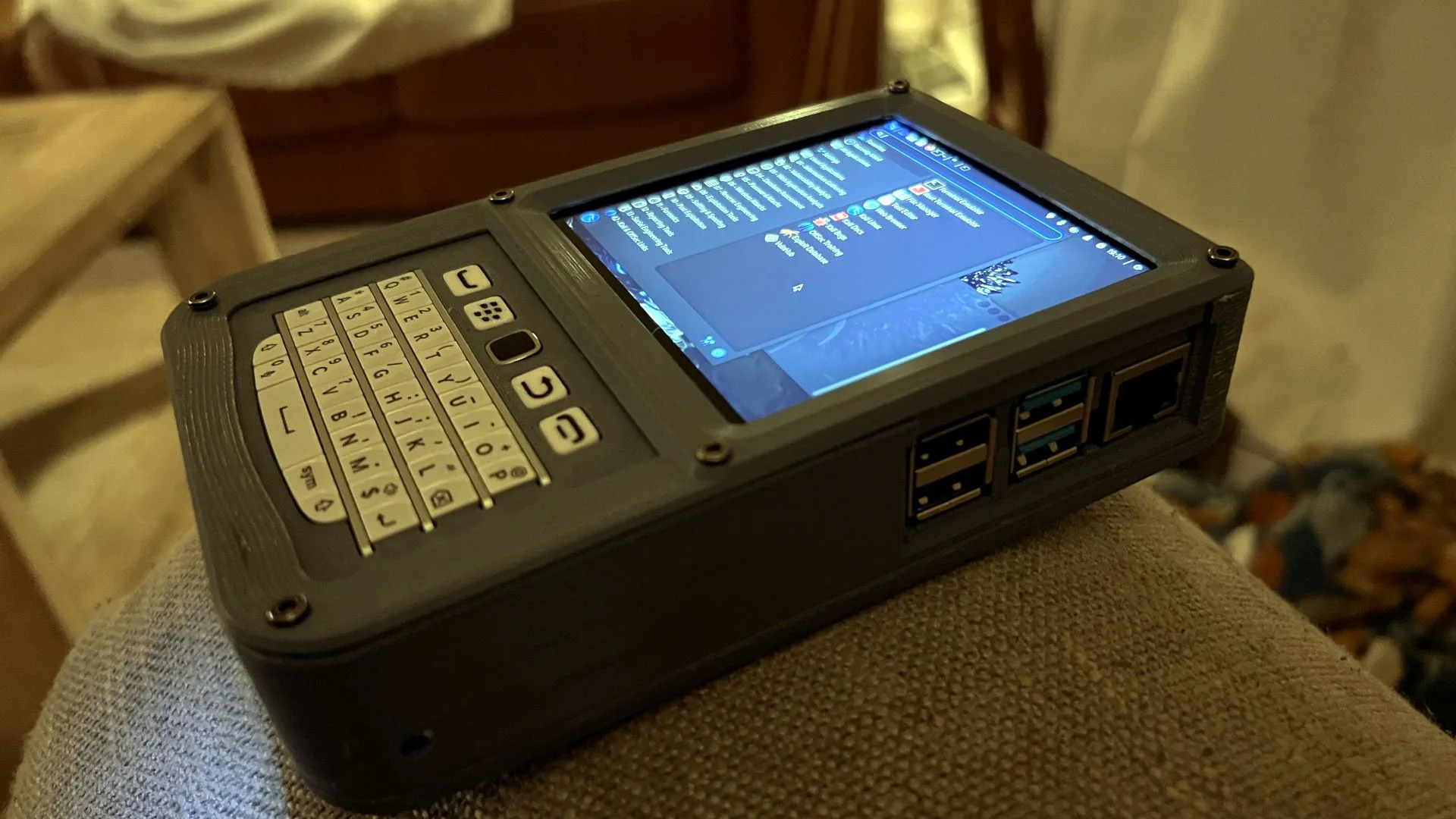 Thiết bị cầm tay Raspberry Pi được tùy biến, tích hợp bàn phím vật lý BlackBerry tạo hình dáng smartphone Linux.
