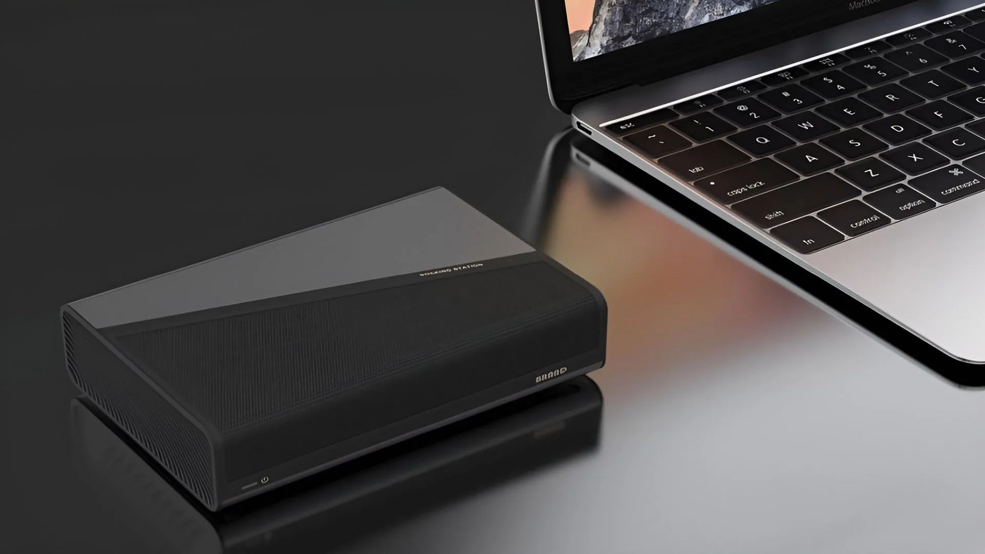 Thiết bị card đồ họa rời GMK AD-GP1 nhỏ gọn, đặt cạnh máy tính xách tay.