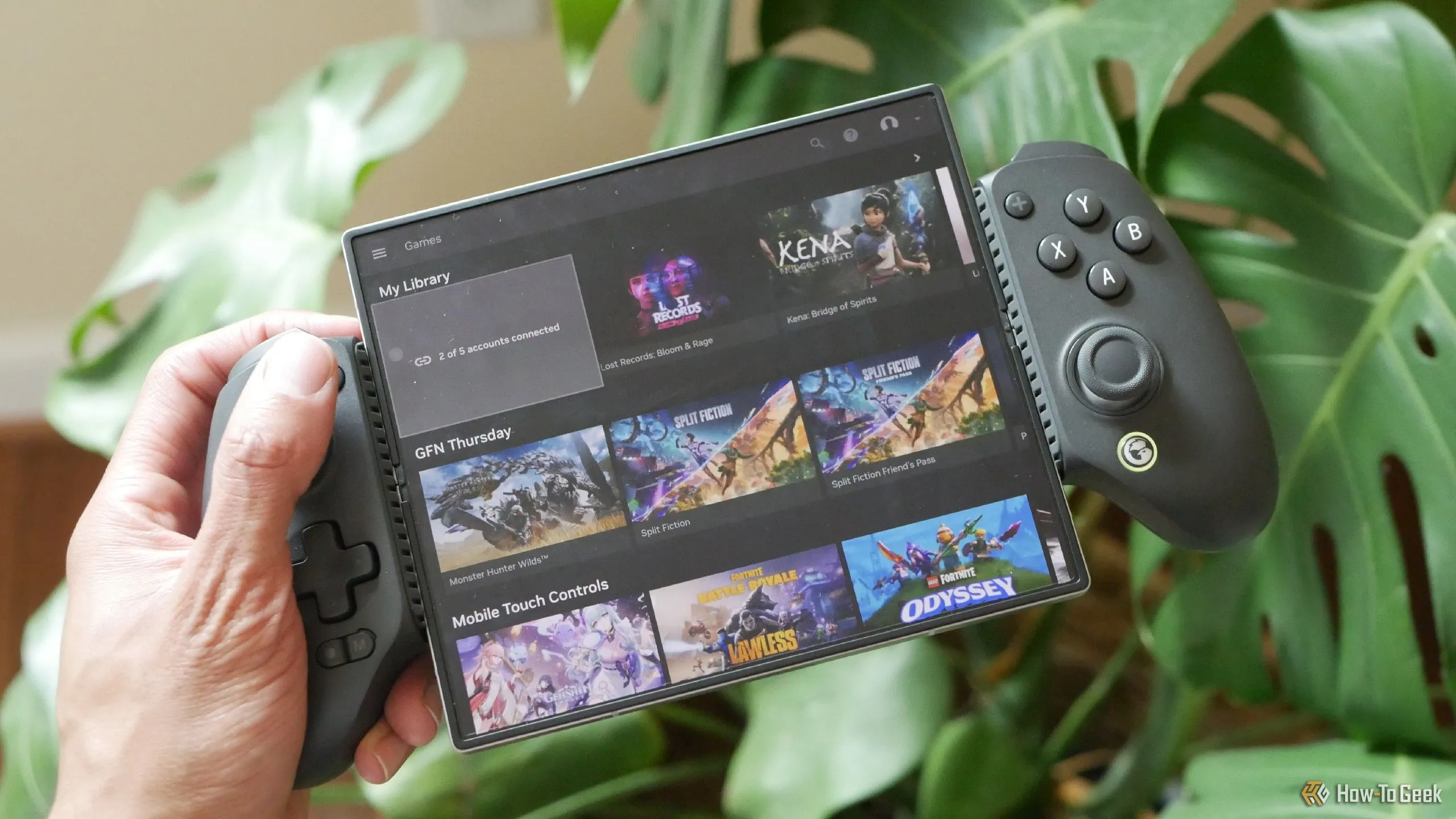 Thiết bị di động Samsung Galaxy Z Fold 6 chơi game NVIDIA GeForce NOW với tay cầm GameSir G8+