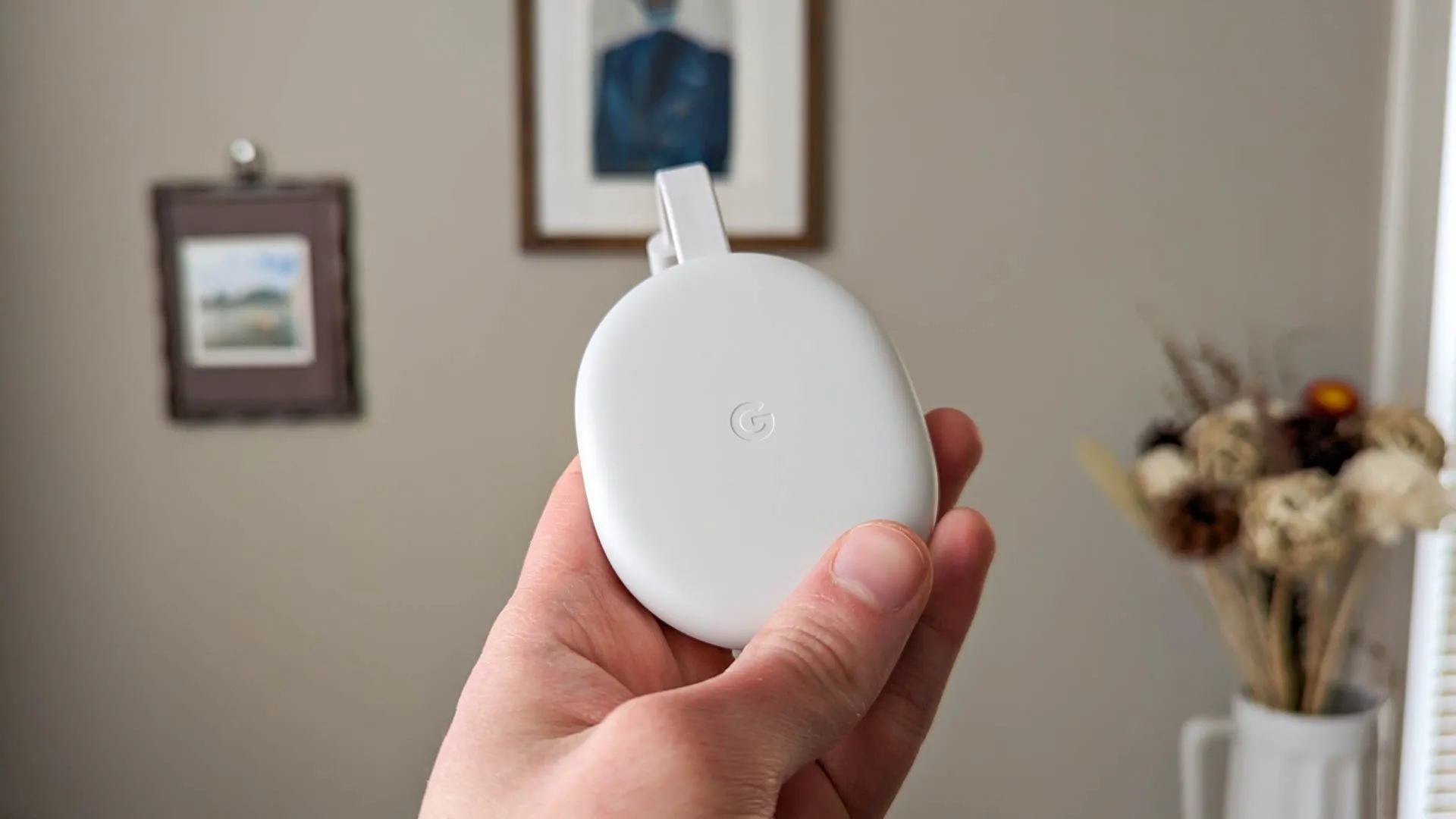 Thiết bị Google Chromecast cắm vào cổng HDMI của TV, biểu tượng cho việc dòng sản phẩm này chính thức bị khai tử.