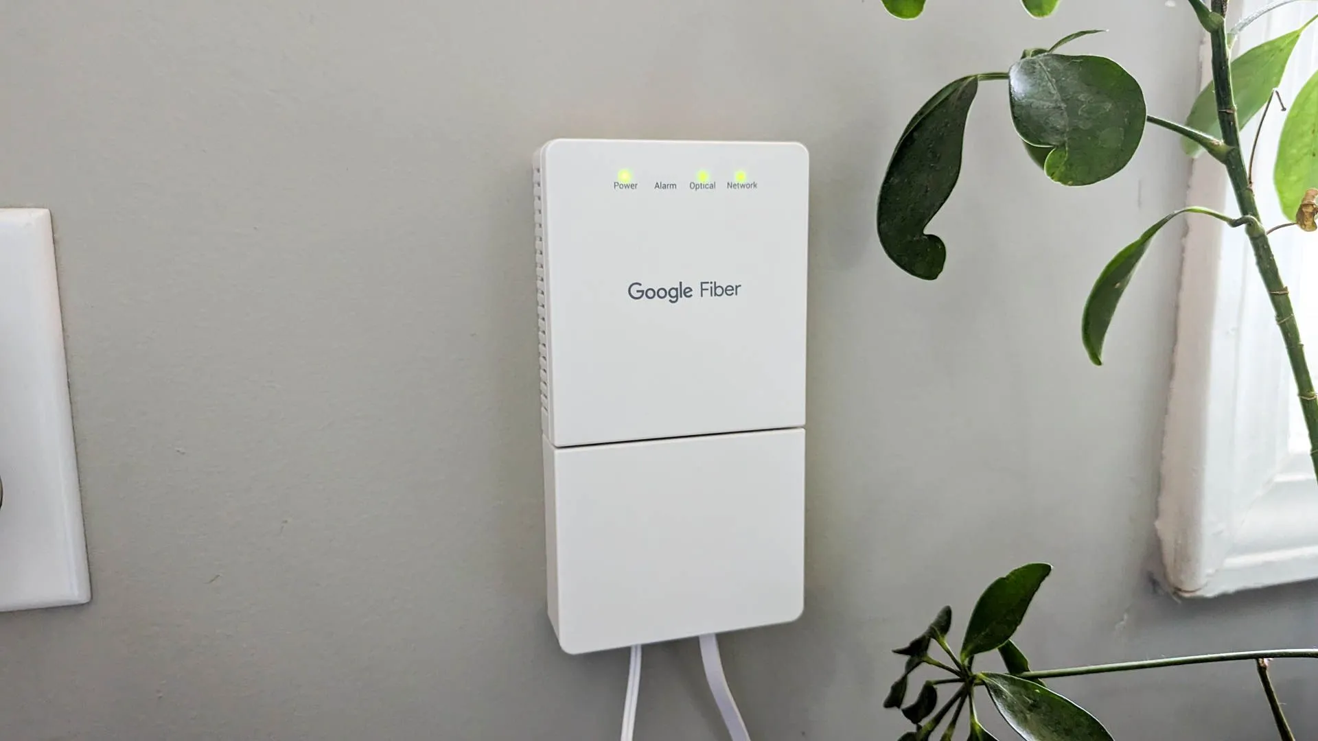 Thiết bị modem Google Fiber được gắn trên tường, minh họa cho hạ tầng mạng.