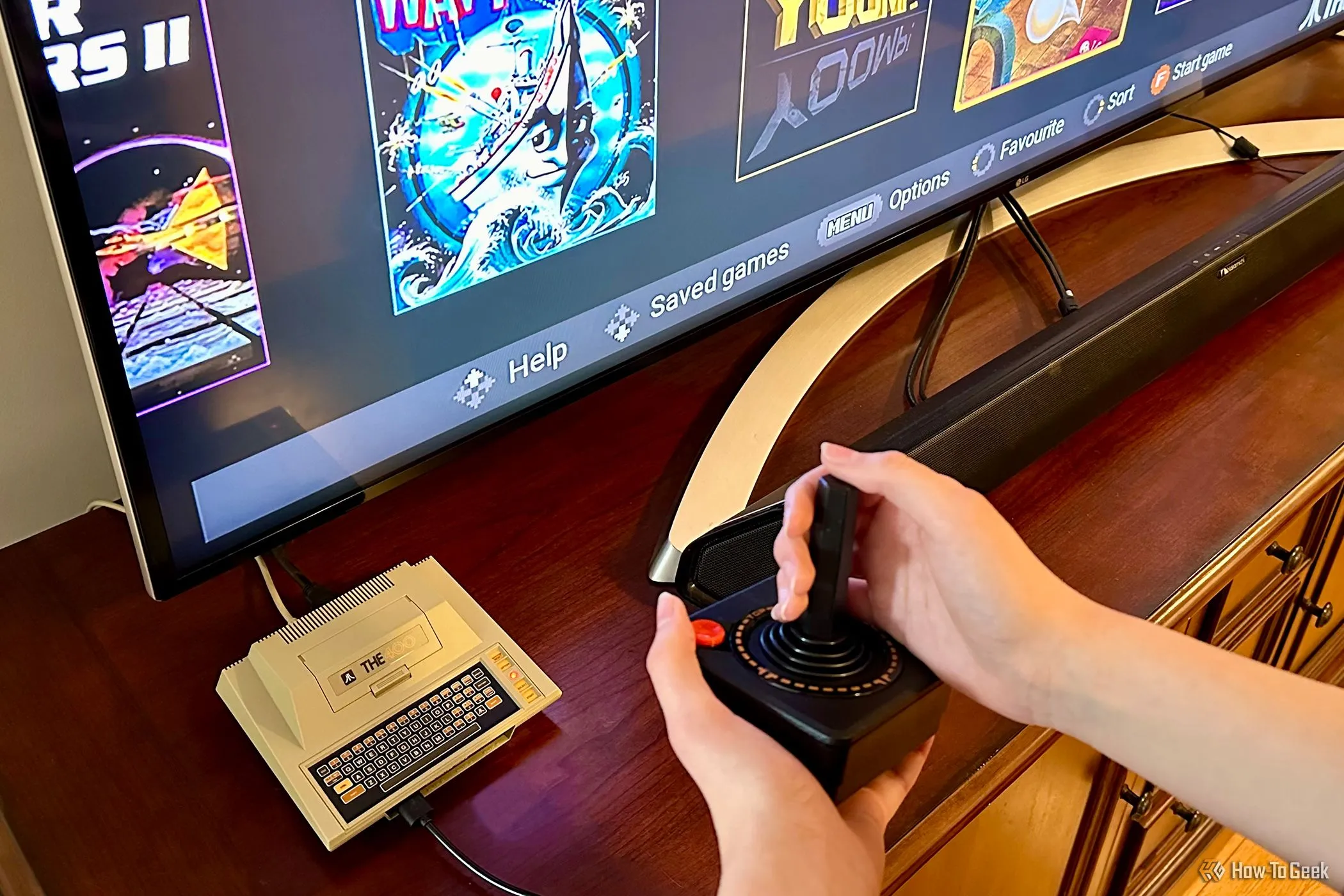 Thiết bị THE400 Mini và cần điều khiển THECXSTICK trước TV.