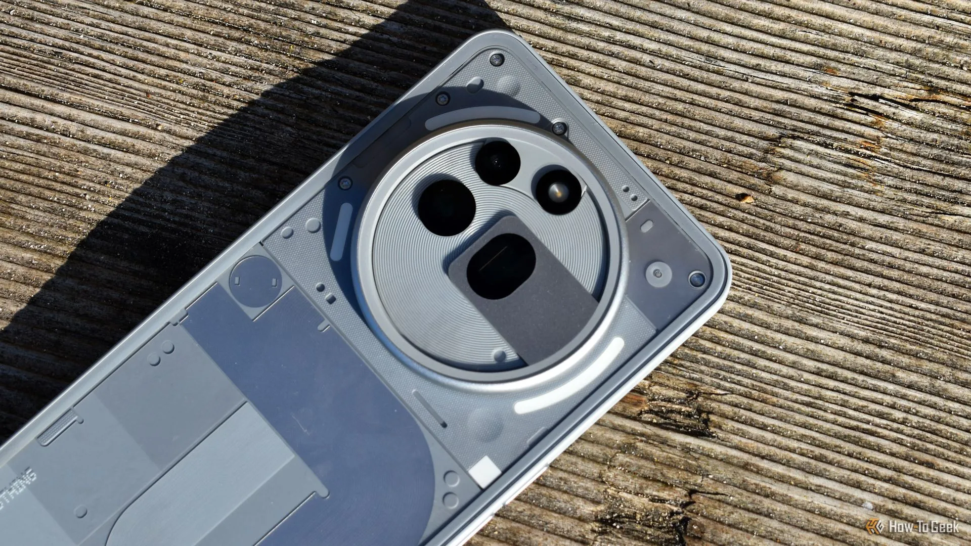 Thiết kế Nothing Phone 3a Pro với cụm camera sau độc đáo nhìn từ trên xuống