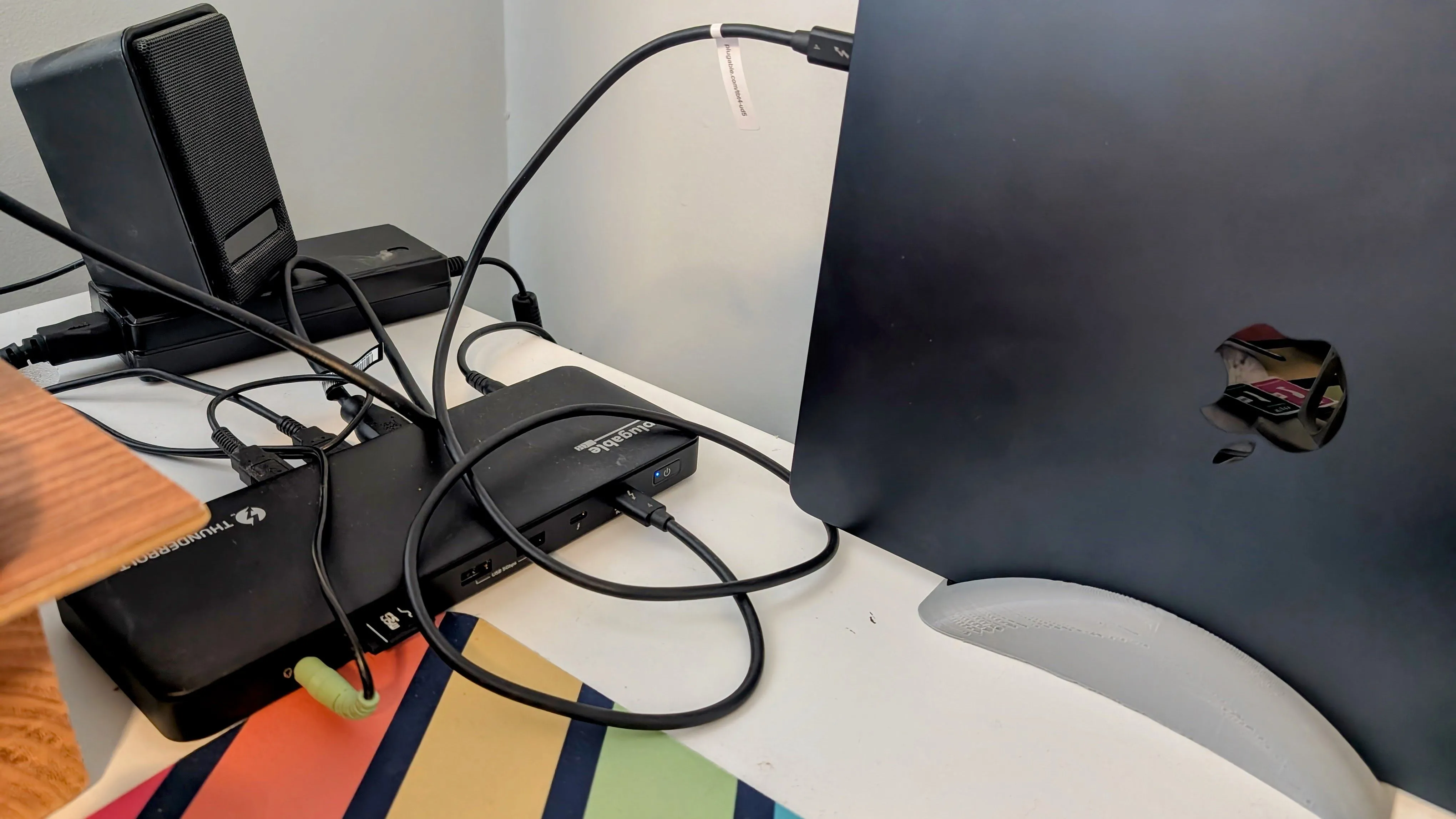 Thiết lập không gian làm việc với MacBook Air và Dock Plugable