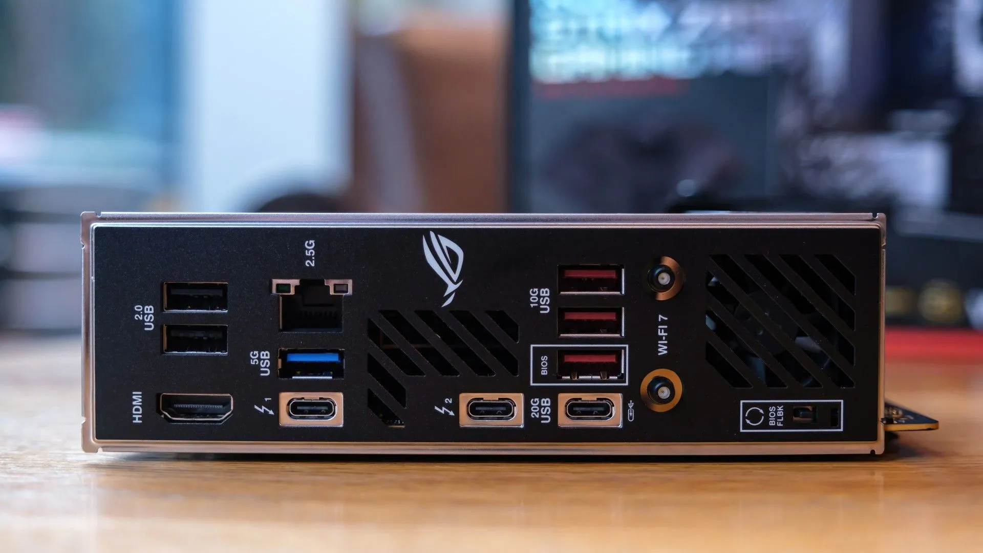 Thực tế bo mạch chủ ASUS ROG Strix Z890-I Gaming WIFI Mini-ITX hỗ trợ DDR5, Wi-Fi 7 và PCIe 5.0