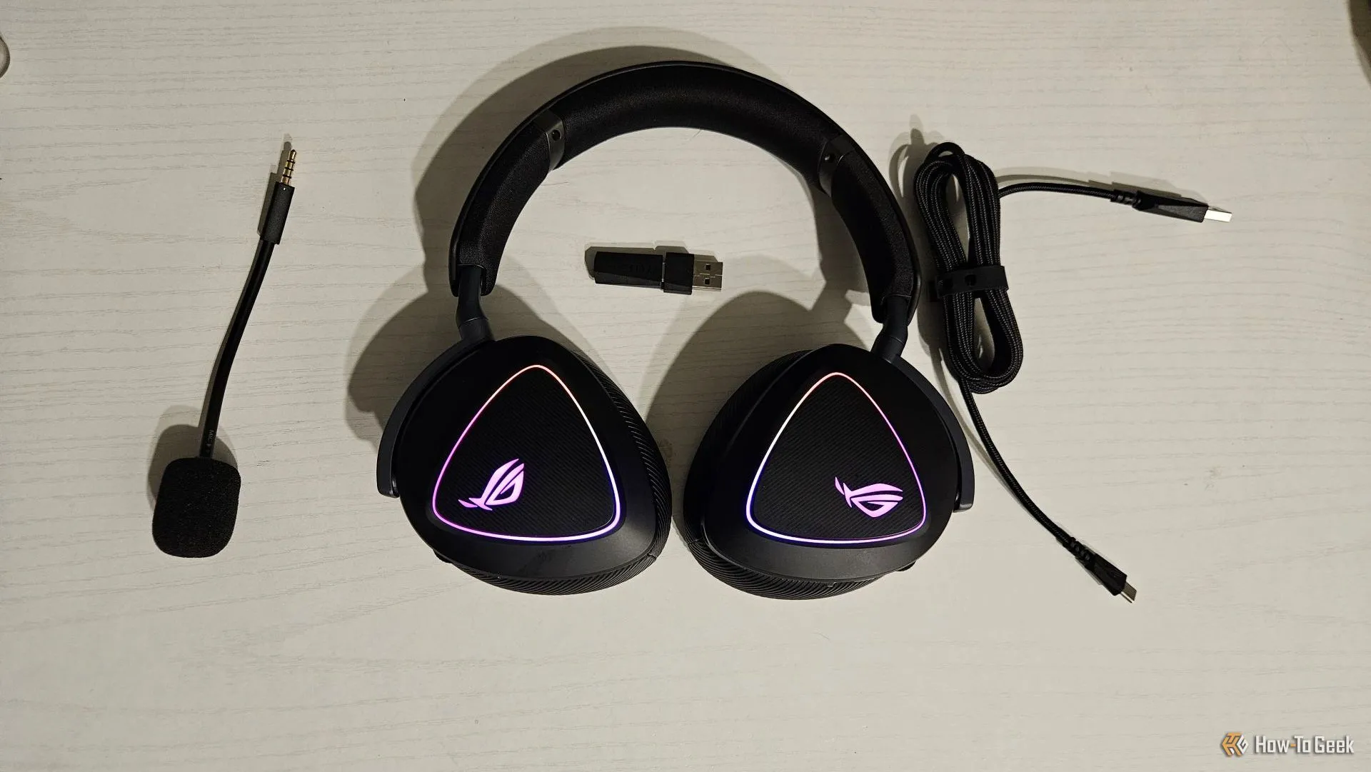 Toàn bộ phụ kiện đi kèm tai nghe gaming ASUS ROG Delta II.