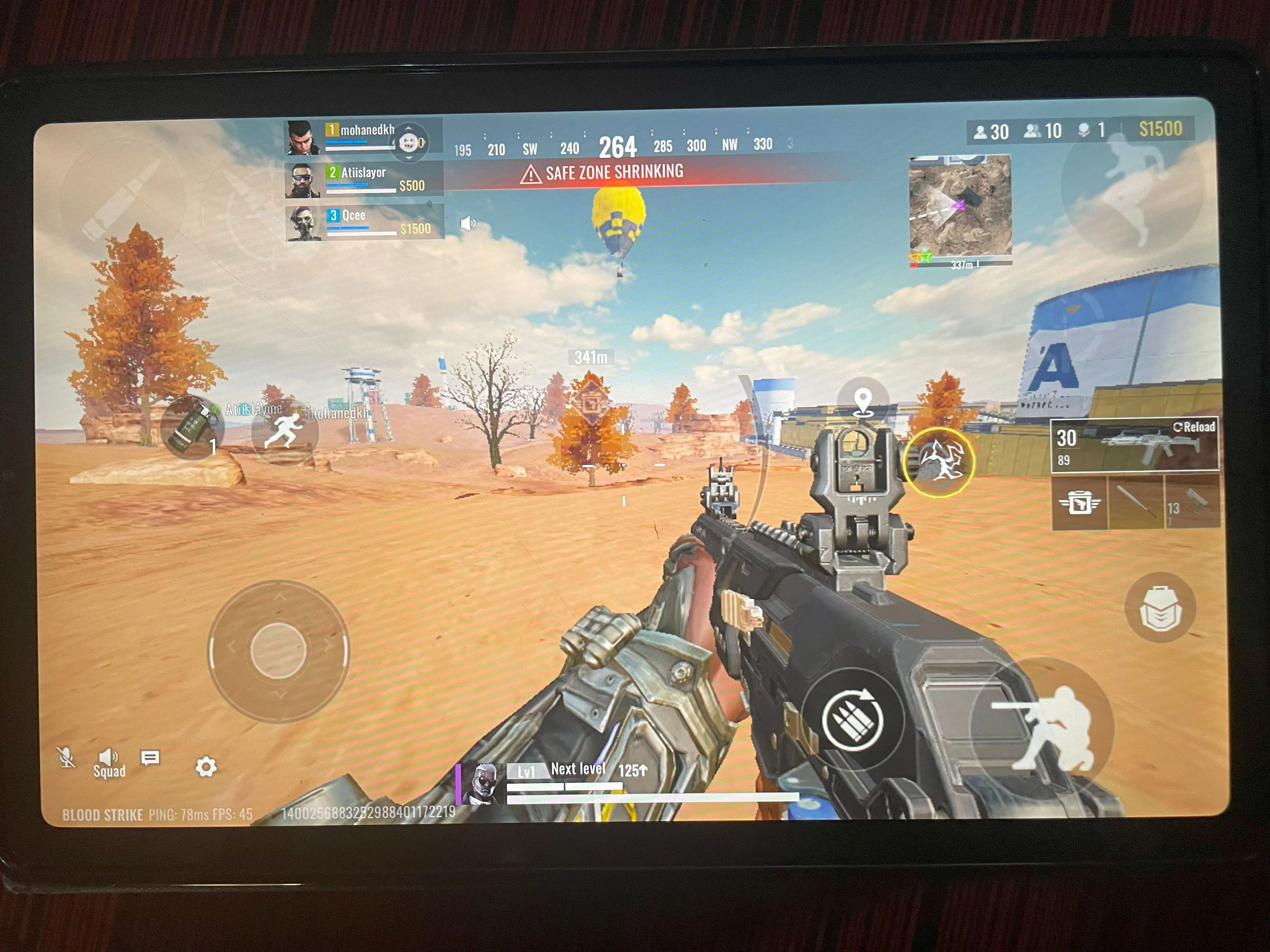 Trải nghiệm trận đấu Blood Strike trên màn hình máy tính bảng Android, cho thấy tầm nhìn rộng và giao diện rõ ràng hơn.