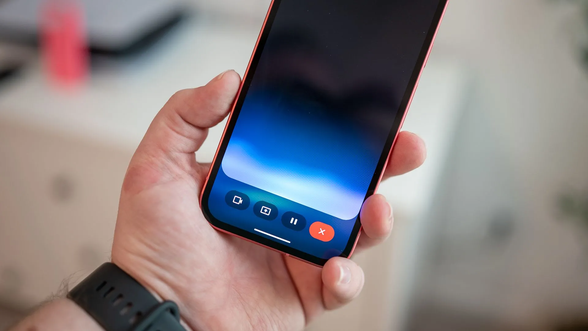 Trợ lý Gemini AI đang hoạt động trên màn hình điện thoại Pixel 9a, hiển thị giao diện đối thoại