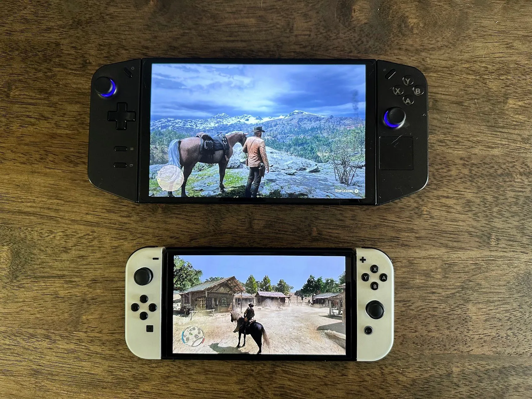 Tựa game Red Dead Redemption hiển thị trên Nintendo Switch OLED và Lenovo Legion Go, minh chứng cho kỷ nguyên vàng của máy chơi game cầm tay hiệu năng cao.