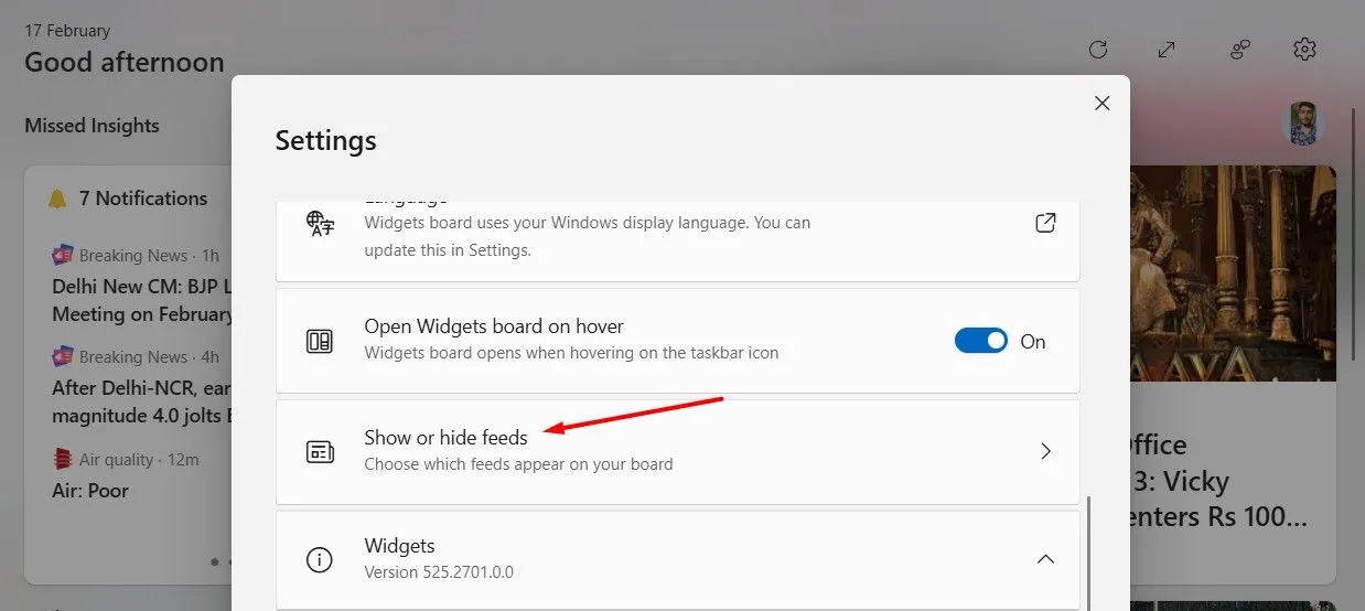 Tùy chọn &quot;Show or Hide Feeds&quot; trong bảng Widget của Windows 11.