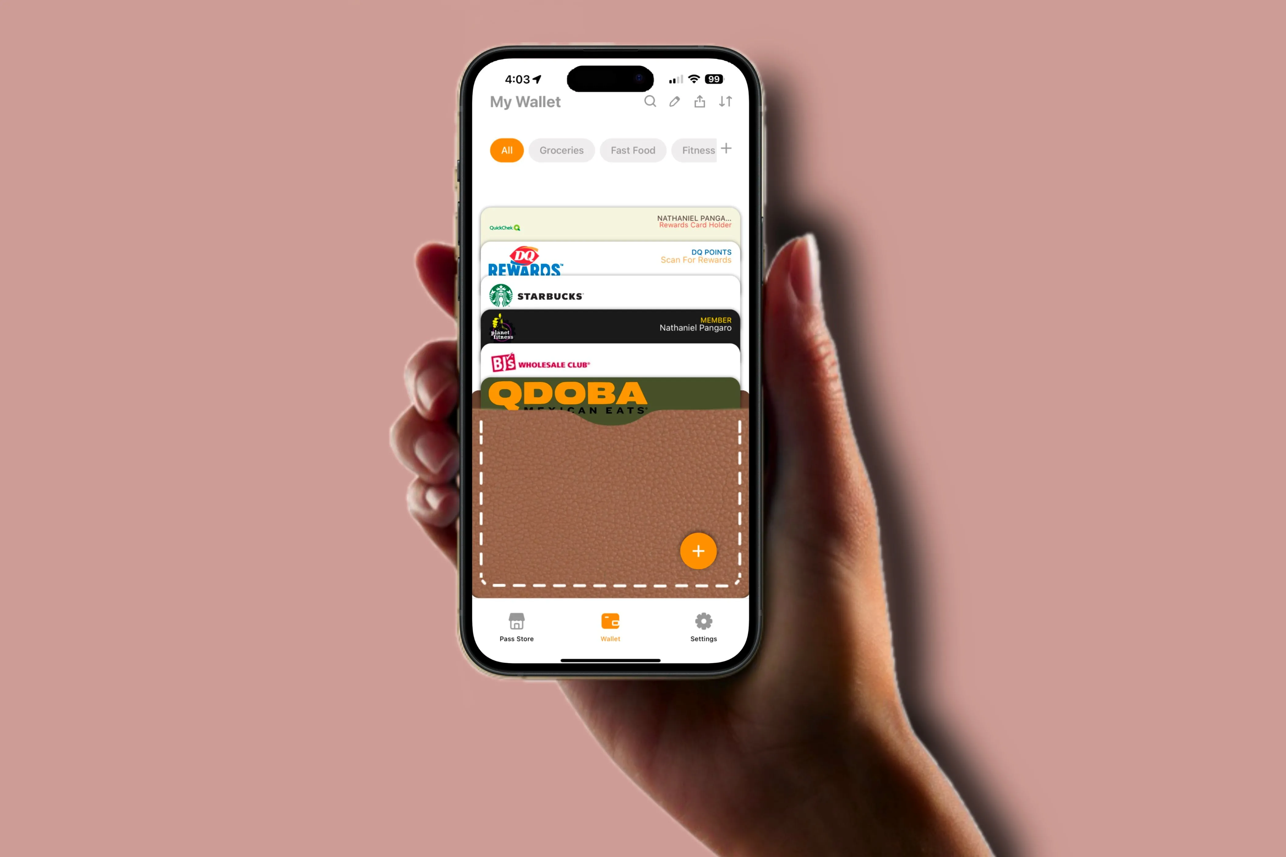 Ứng dụng Pass2U Wallet hiển thị các thẻ tùy chỉnh đã tạo trong phần ví điện tử trên iPhone.