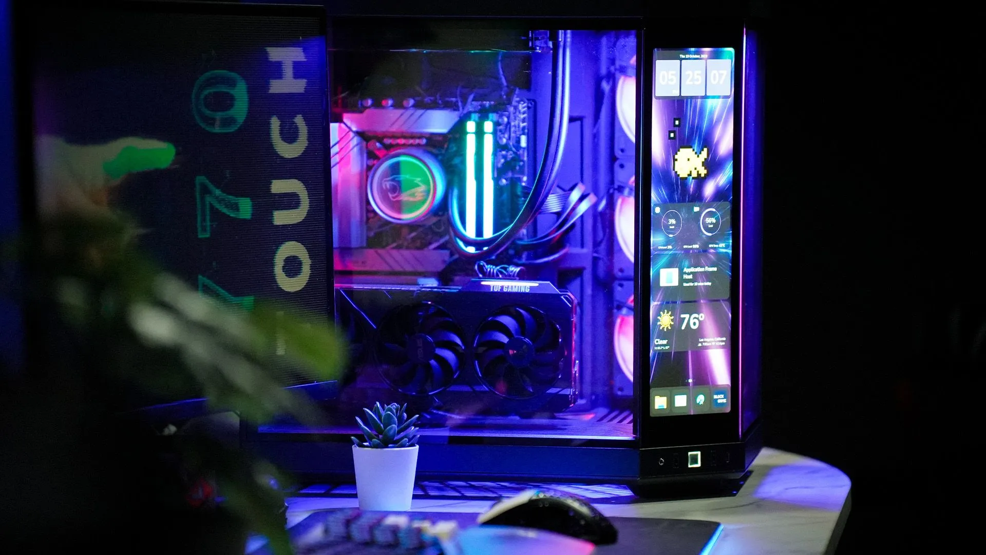 Vỏ case HYTE Y70 Touch PC với màn hình cảm ứng tích hợp, thể hiện phong cách cá nhân