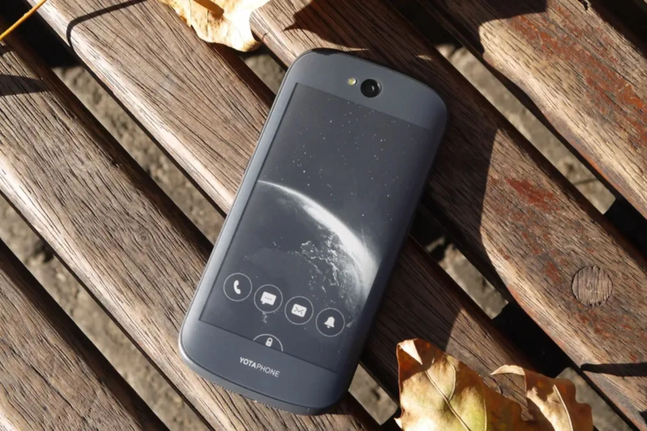 Yotaphone 2 với màn hình E-Ink phía sau