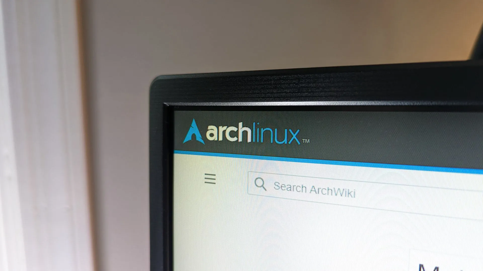 Biểu tượng Arch Linux trên trang web ArchWiki, minh họa cho triết lý phần mềm tiên tiến.