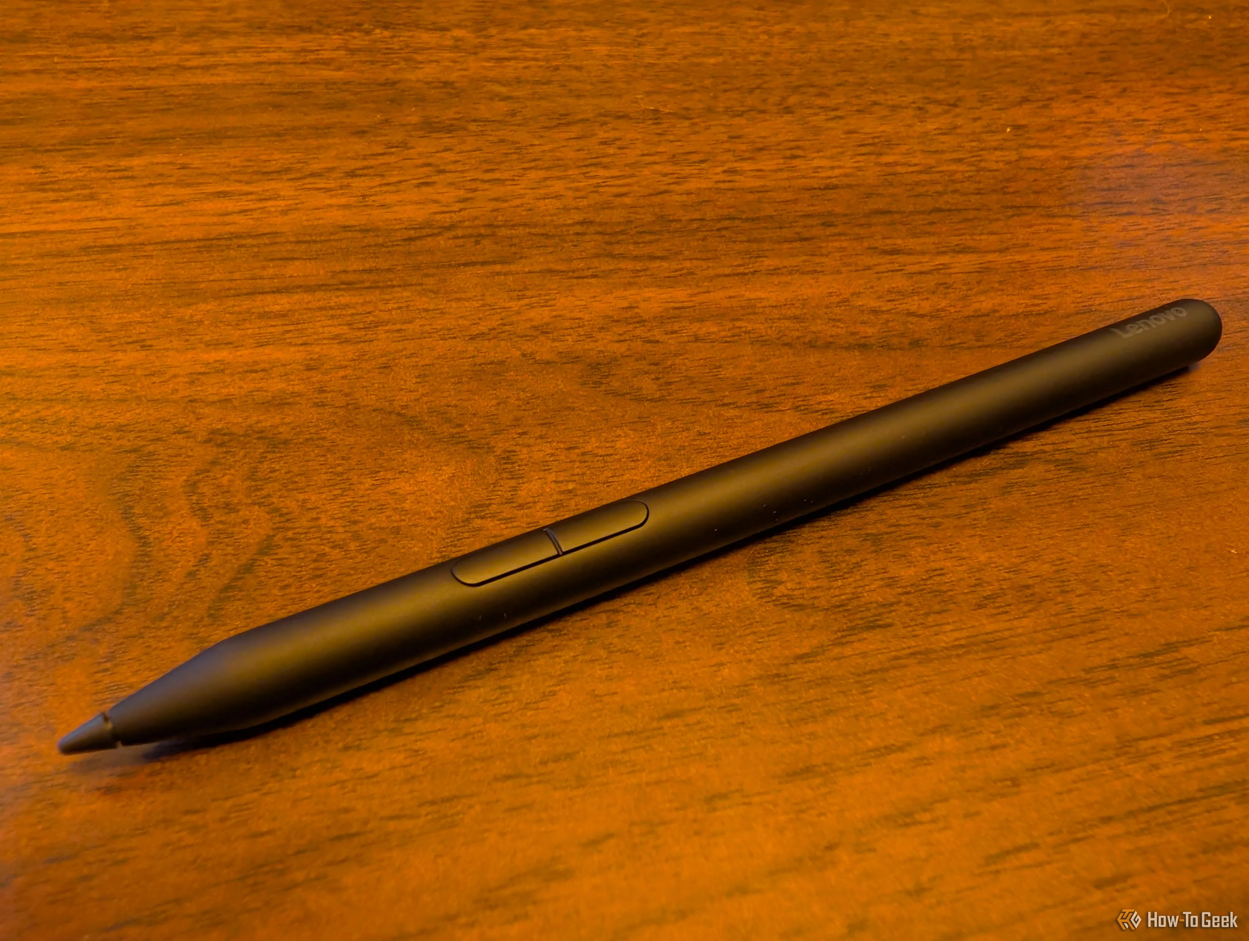 Bút stylus đi kèm Lenovo ThinkPad X1 2-in-1 Gen 10 màu đen, đặt trên bề mặt.