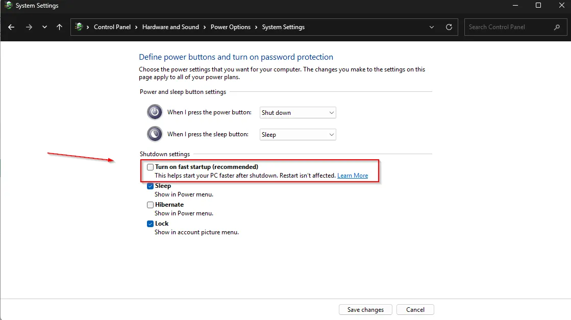 Cài đặt Tùy chọn Nguồn trên Windows 11 hiển thị tùy chọn &quot;Bật khởi động nhanh&quot; đã được bỏ chọn, với mũi tên đỏ chỉ vào tùy chọn đó.