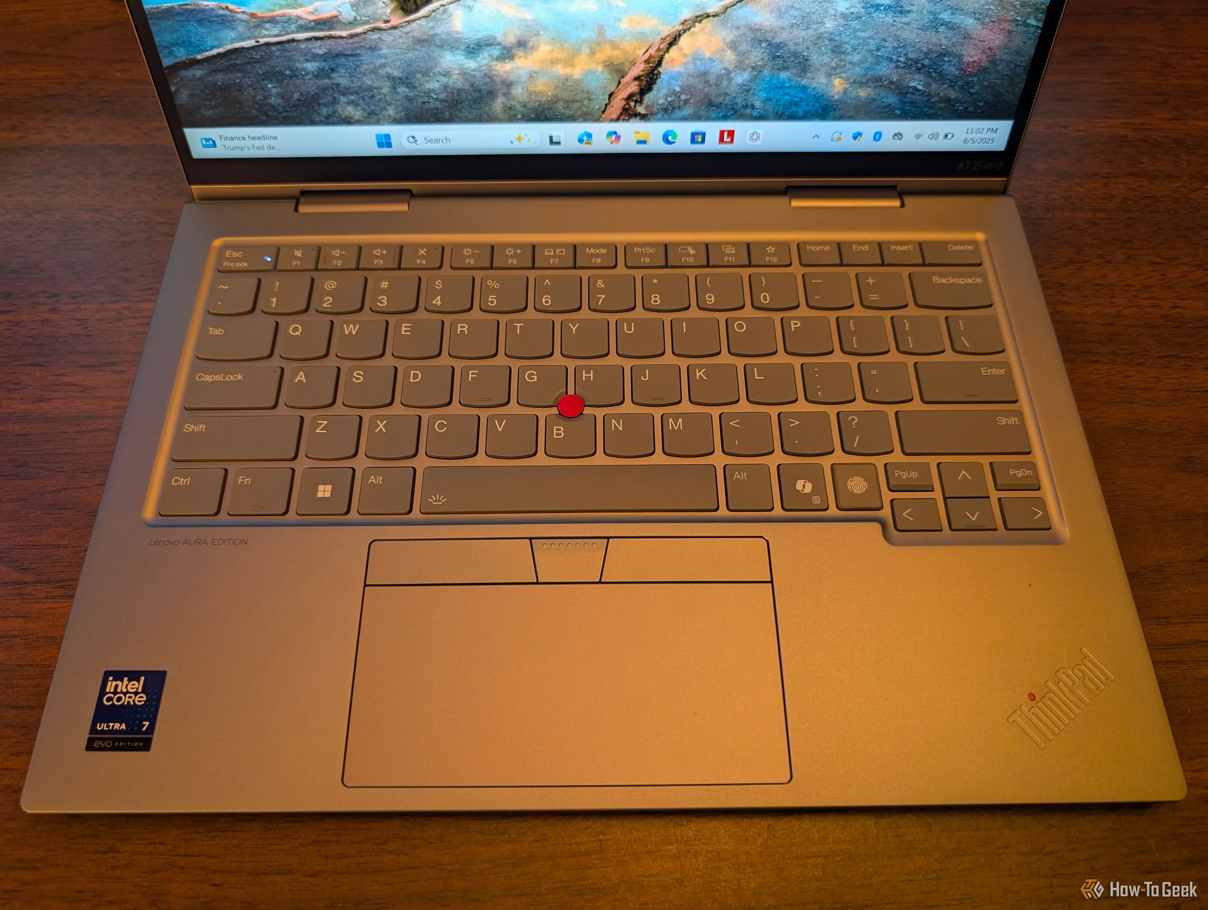 Cận cảnh bàn phím và trackpad của laptop Lenovo ThinkPad X1 2-in-1 Gen 10 Aura Edition màu đen.