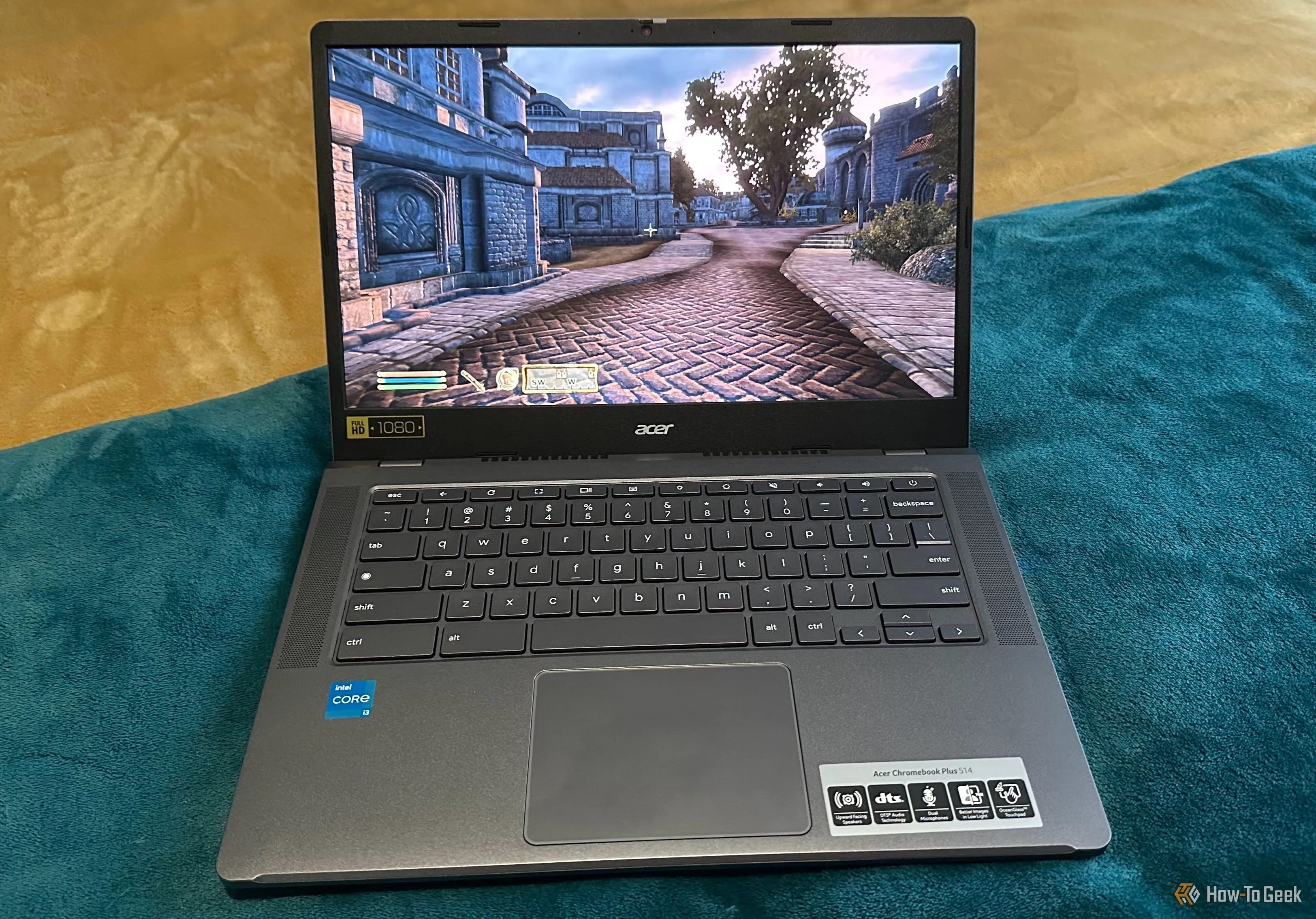 Chiếc Chromebook Plus đang hiển thị cảnh chơi game Elder Scrolls Oblivion