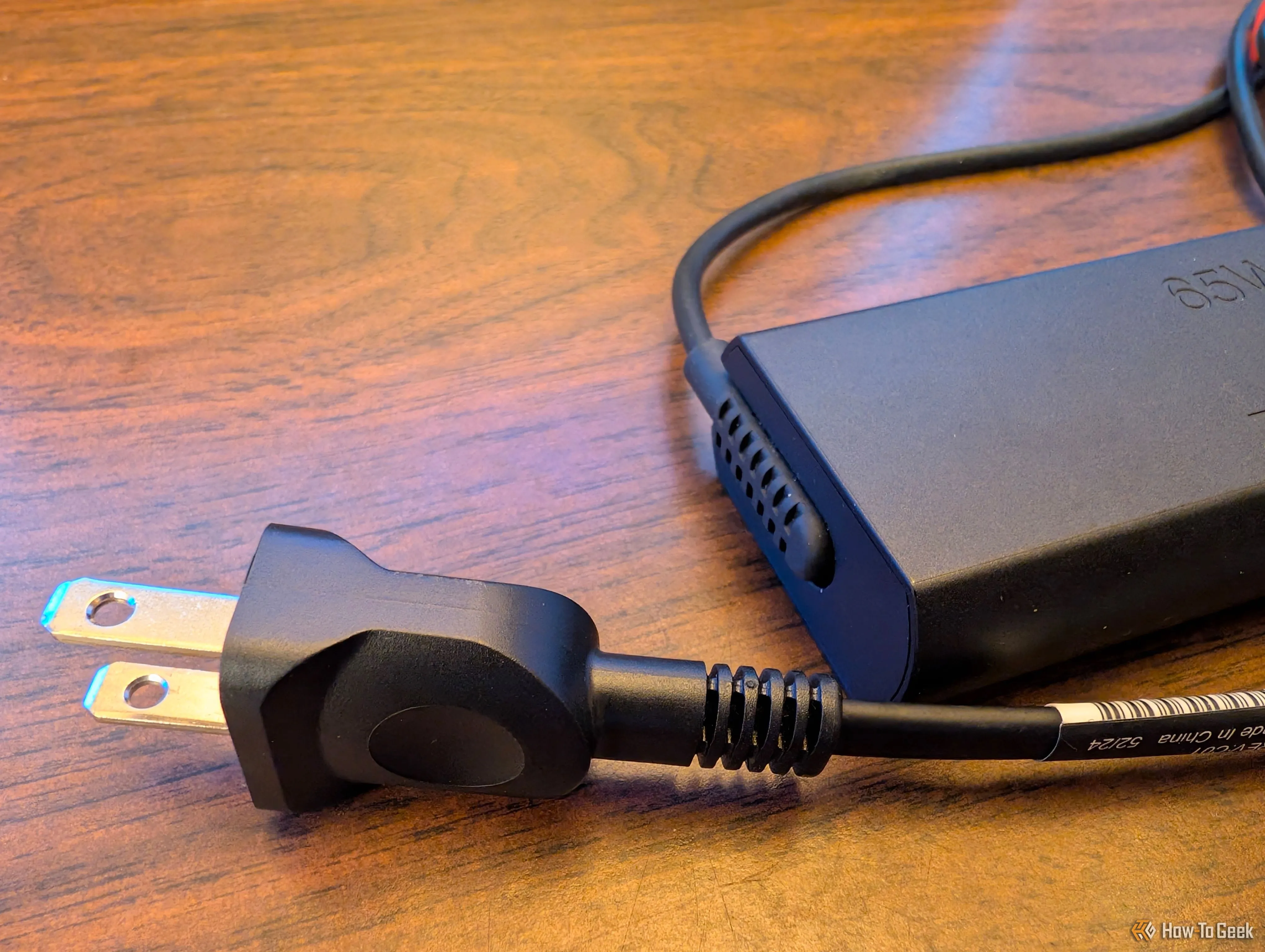 Củ sạc USB-C 65W đi kèm với Lenovo ThinkPad X1 2-in-1 Gen 10 Aura Edition.