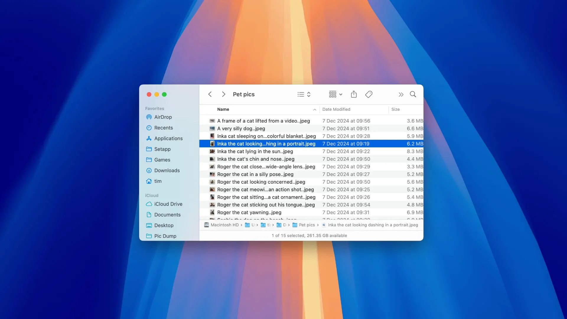 Cửa sổ Finder trên macOS hiển thị tùy chỉnh để thêm Thùng rác vào thanh bên giúp quản lý file