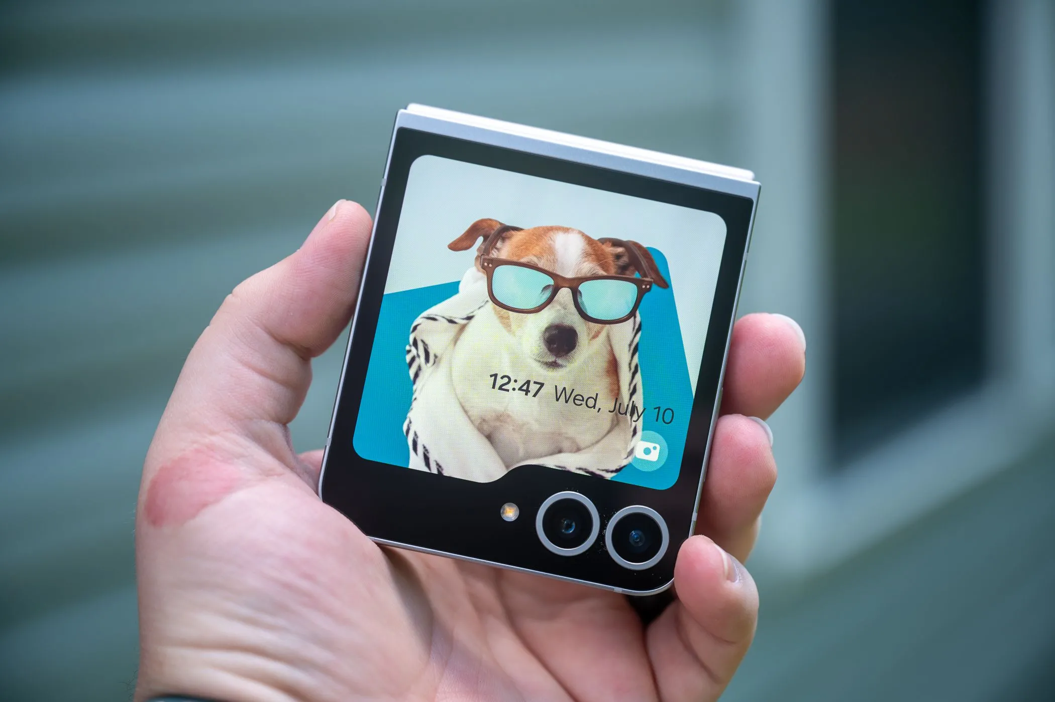 Điện thoại Samsung Galaxy Z Flip 6 đang gập lại với màn hình phụ hiển thị, tiền thân của Z Flip 7 FE